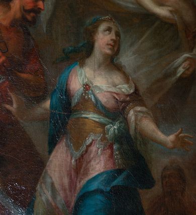 Zdjęcie nr 3: Obraz w formie stojącego prostokąta zamkniętego łukiem odcinkowym nadwieszonym z uskokiem. W dolnej części obrazu św. Katarzyna klęcząca na dwóch kamiennych stopniach, skierowana w trzech czwartych w prawo, z głową zwróconą w lewo i rękami rozłożonymi na boki. Twarz ma owalną, pełną, o dużych oczach skierowanych w górę, prostym nosie i małych, pełnych ustach, okoloną długimi jasnobrązowymi włosami upiętymi z tyłu głowy i rozpuszczonymi na ramiona, z wplecioną niebieską szarfą, na głowie ma perłowy diadem. Ubrana jest w długą, jasnoróżową suknię, z białą szarfą i broszką przy dekolcie, z gorsetem i łańcuchem w talii. Po prawej stronie świętej kat zwrócony w trzech czwartych w lewo, w wykroku, z lewą nogą na stopniu. W lewej, ugiętej z przodu ręce trzyma sznur, którym przewiązana jest święta, w prawej, opuszczonej dzierży miecz. Twarz ma szczupłą, o rysach dojrzałego mężczyzny, z dużymi oczami oraz ostrym profilem nosa, z dużymi wąsami i krótką bródką oraz brązowymi włosami. Na głowie na czerwone nakrycie. Oprawca przepasany jest czerwonym płaszczem, podtrzymywanym na pasku, odsłaniającym tors. Za nim dwie postacie starszych mężczyzn. W górnej części obrazu, nad świętą unoszą się trzy anioły, spośród których dwa okrywają św. Katarzynę brązowym płaszczem. Anioły wskazują na niebo, na którym rozstępują się rozświetlone obłoki, a dwa nadlatujące putta trzymają liść palmy i wieniec laurowy. 