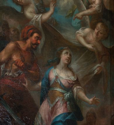 Zdjęcie nr 7: Obraz w formie stojącego prostokąta zamkniętego łukiem odcinkowym nadwieszonym z uskokiem. W dolnej części obrazu św. Katarzyna klęcząca na dwóch kamiennych stopniach, skierowana w trzech czwartych w prawo, z głową zwróconą w lewo i rękami rozłożonymi na boki. Twarz ma owalną, pełną, o dużych oczach skierowanych w górę, prostym nosie i małych, pełnych ustach, okoloną długimi jasnobrązowymi włosami upiętymi z tyłu głowy i rozpuszczonymi na ramiona, z wplecioną niebieską szarfą, na głowie ma perłowy diadem. Ubrana jest w długą, jasnoróżową suknię, z białą szarfą i broszką przy dekolcie, z gorsetem i łańcuchem w talii. Po prawej stronie świętej kat zwrócony w trzech czwartych w lewo, w wykroku, z lewą nogą na stopniu. W lewej, ugiętej z przodu ręce trzyma sznur, którym przewiązana jest święta, w prawej, opuszczonej dzierży miecz. Twarz ma szczupłą, o rysach dojrzałego mężczyzny, z dużymi oczami oraz ostrym profilem nosa, z dużymi wąsami i krótką bródką oraz brązowymi włosami. Na głowie na czerwone nakrycie. Oprawca przepasany jest czerwonym płaszczem, podtrzymywanym na pasku, odsłaniającym tors. Za nim dwie postacie starszych mężczyzn. W górnej części obrazu, nad świętą unoszą się trzy anioły, spośród których dwa okrywają św. Katarzynę brązowym płaszczem. Anioły wskazują na niebo, na którym rozstępują się rozświetlone obłoki, a dwa nadlatujące putta trzymają liść palmy i wieniec laurowy. 