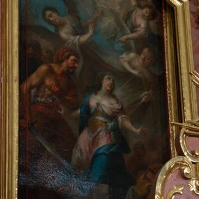 Zdjęcie nr 1: Obraz w formie stojącego prostokąta zamkniętego łukiem odcinkowym nadwieszonym z uskokiem. W dolnej części obrazu św. Katarzyna klęcząca na dwóch kamiennych stopniach, skierowana w trzech czwartych w prawo, z głową zwróconą w lewo i rękami rozłożonymi na boki. Twarz ma owalną, pełną, o dużych oczach skierowanych w górę, prostym nosie i małych, pełnych ustach, okoloną długimi jasnobrązowymi włosami upiętymi z tyłu głowy i rozpuszczonymi na ramiona, z wplecioną niebieską szarfą, na głowie ma perłowy diadem. Ubrana jest w długą, jasnoróżową suknię, z białą szarfą i broszką przy dekolcie, z gorsetem i łańcuchem w talii. Po prawej stronie świętej kat zwrócony w trzech czwartych w lewo, w wykroku, z lewą nogą na stopniu. W lewej, ugiętej z przodu ręce trzyma sznur, którym przewiązana jest święta, w prawej, opuszczonej dzierży miecz. Twarz ma szczupłą, o rysach dojrzałego mężczyzny, z dużymi oczami oraz ostrym profilem nosa, z dużymi wąsami i krótką bródką oraz brązowymi włosami. Na głowie na czerwone nakrycie. Oprawca przepasany jest czerwonym płaszczem, podtrzymywanym na pasku, odsłaniającym tors. Za nim dwie postacie starszych mężczyzn. W górnej części obrazu, nad świętą unoszą się trzy anioły, spośród których dwa okrywają św. Katarzynę brązowym płaszczem. Anioły wskazują na niebo, na którym rozstępują się rozświetlone obłoki, a dwa nadlatujące putta trzymają liść palmy i wieniec laurowy. 