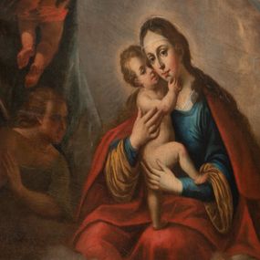 Zdjęcie nr 1: Obraz w formie stojącego prostokąta zamkniętego łukiem odcinkowym nadwieszonym, z uskokiem. W górnej części obrazu Maria ukazana do kolan, siedząca pośród obłoków obiema rękami obejmuje Dzieciątko, przytulając twarz do jego policzka. Twarz ma owalną, o dużych, migdałowatych oczach, prostym, wąskim nosie i pełnych ustach, okoloną długimi, brązowymi włosami, opadającymi na ramiona. Ubrana jest w niebieską suknię o szerokich rękawach, z jasnobrązową podszewką oraz czerwony płaszcz narzucony na ramiona i opadający na kolana, na głowie na przeźroczysty welon. Dzieciątko ukazane jako nagie, stojące na kolanach Matki, z uniesioną prawą nogą, z profilu, z głową skierowaną w trzech czwartych, przytuloną do twarzy Marii, prawą ręką ujmuje ją za brodę. Twarz ma pociągłą, o pełnych policzkach, dużych oczach, zadartym nosie i pełnych ustach, okoloną jasnymi, krótkimi włosami. Nad Marią podwieszony lambrekin i draperie po bokach, z lewej tkanina podtrzymywana przez putto. Matka Boska otoczona dwoma aniołami i uskrzydlonymi główkami anielskimi. W dolnej części obrazu ukazani potrzebujący. W lewym, dolnym rogu dwaj mężczyźni, jeden stojący, oparty o laskę i drugi klęczący z wyciągniętą ku Marii ręką. Pośrodku leżą dwaj chorzy. W prawym, dolnym rogu ukazana stojąca matka trzymająca w wyciągniętych rękach omdlałe dziecko. 
