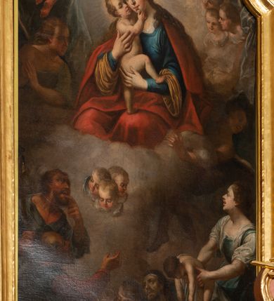 Zdjęcie nr 3: Obraz w formie stojącego prostokąta zamkniętego łukiem odcinkowym nadwieszonym, z uskokiem. W górnej części obrazu Maria ukazana do kolan, siedząca pośród obłoków obiema rękami obejmuje Dzieciątko, przytulając twarz do jego policzka. Twarz ma owalną, o dużych, migdałowatych oczach, prostym, wąskim nosie i pełnych ustach, okoloną długimi, brązowymi włosami, opadającymi na ramiona. Ubrana jest w niebieską suknię o szerokich rękawach, z jasnobrązową podszewką oraz czerwony płaszcz narzucony na ramiona i opadający na kolana, na głowie na przeźroczysty welon. Dzieciątko ukazane jako nagie, stojące na kolanach Matki, z uniesioną prawą nogą, z profilu, z głową skierowaną w trzech czwartych, przytuloną do twarzy Marii, prawą ręką ujmuje ją za brodę. Twarz ma pociągłą, o pełnych policzkach, dużych oczach, zadartym nosie i pełnych ustach, okoloną jasnymi, krótkimi włosami. Nad Marią podwieszony lambrekin i draperie po bokach, z lewej tkanina podtrzymywana przez putto. Matka Boska otoczona dwoma aniołami i uskrzydlonymi główkami anielskimi. W dolnej części obrazu ukazani potrzebujący. W lewym, dolnym rogu dwaj mężczyźni, jeden stojący, oparty o laskę i drugi klęczący z wyciągniętą ku Marii ręką. Pośrodku leżą dwaj chorzy. W prawym, dolnym rogu ukazana stojąca matka trzymająca w wyciągniętych rękach omdlałe dziecko. 
