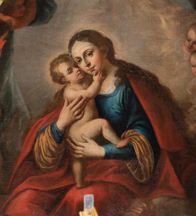 Zdjęcie nr 2: Obraz w formie stojącego prostokąta zamkniętego łukiem odcinkowym nadwieszonym, z uskokiem. W górnej części obrazu Maria ukazana do kolan, siedząca pośród obłoków obiema rękami obejmuje Dzieciątko, przytulając twarz do jego policzka. Twarz ma owalną, o dużych, migdałowatych oczach, prostym, wąskim nosie i pełnych ustach, okoloną długimi, brązowymi włosami, opadającymi na ramiona. Ubrana jest w niebieską suknię o szerokich rękawach, z jasnobrązową podszewką oraz czerwony płaszcz narzucony na ramiona i opadający na kolana, na głowie na przeźroczysty welon. Dzieciątko ukazane jako nagie, stojące na kolanach Matki, z uniesioną prawą nogą, z profilu, z głową skierowaną w trzech czwartych, przytuloną do twarzy Marii, prawą ręką ujmuje ją za brodę. Twarz ma pociągłą, o pełnych policzkach, dużych oczach, zadartym nosie i pełnych ustach, okoloną jasnymi, krótkimi włosami. Nad Marią podwieszony lambrekin i draperie po bokach, z lewej tkanina podtrzymywana przez putto. Matka Boska otoczona dwoma aniołami i uskrzydlonymi główkami anielskimi. W dolnej części obrazu ukazani potrzebujący. W lewym, dolnym rogu dwaj mężczyźni, jeden stojący, oparty o laskę i drugi klęczący z wyciągniętą ku Marii ręką. Pośrodku leżą dwaj chorzy. W prawym, dolnym rogu ukazana stojąca matka trzymająca w wyciągniętych rękach omdlałe dziecko. 
