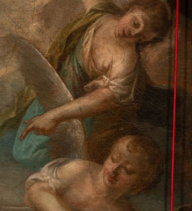 Zdjęcie nr 11: Nastawa ołtarzowa architektoniczna, jednokondygnacyjna ze zwieńczeniem, pięcioosiowa, ustawiona na wysokim cokole. Ołtarz wolnostojący, drewniany, sarkofagowy, wklęsło-wypukły, o zdwojonym froncie; mensa drewniana z marmurowym portatylem. Od frontu rocaille&#039;owy kartusz ujęty fantazyjnymi płycinami oraz liśćmi. Na ołtarzu tabernakulum w formie sześcianu o wklęsłych bokach i wklęsło-wypukłym froncie; ujęte w narożach dwiema parami pilastrów o trzonach przechodzących w spływy wolutowe zdobione rocaille&#039;m i różami. Pilastry podtrzymują falujący gzyms oraz fragmenty falistego, przerwanego, odwróconego przyczółka, przechodzącego w cokół, stanowiący tron wystawienia, na którym stoi krucyfiks. Na ściance frontowej obrotowa nisza, o wykroju stojącego prostokąta zamkniętego łukiem półkolistym, w opasce, zwieńczona kampanulami. W jej polu drzwiczki w formie stojącego prostokąta zamkniętego łukiem półkolistym w profilowanej ramie, z odlewanym przedstawieniem baranka leżącego na księdze z pieczęciami. Tabernakulum ujęte spływami przechodzącymi na krańcach we fragmenty wolutowego gzymsu, na których siedzą figury adorujących aniołów. Ponad tabernakulum fantazyjna ścianka tworząca tło dla tronu wystawienia z prześwitem otoczonym obłokami, z glorią promienistą, flankowana rocaille&#039;owymi uszami. Cokół nastawy z wyodrębnionymi dwoma prostopadłościanami i dwoma konsolami, na dwóch skrajnych osiach bramki zamknięte wolutowymi szczytami tworzącymi cokoły dla figur, z przejściami w formie stojącego prostokąta zamkniętego łukiem odcinkowym nadwieszonym, z drzwiczkami. Cokół i drzwiczki dekorowane rocaille&#039;m. Lico nastawy wklęsłe, osie wydzielone trzema parami pilastrów, na których tle stoją dwie pary kolumn o kapitelach kompozytowych. Podpory dźwigają pełne belkowanie, wyłamane na ich osi, przerwane nad polem środkowym, o gzymsie przechodzącym miejscami w rocaille&#039;owe kartusze. Na osi środkowej wnęka z obrazem Matki Boskiej Wspomożenia Wiernych, w formie stojącego prostokąta zamkniętego łukiem odcinkowym nadwieszonym z uskokiem, ujęta profilowaną ramą, dekorowaną ponad łukiem płomienistym rocaille&#039;m. Na pozostałych czterech osiach figury św. Barbary, św. Apolonii, św. Piotra i św. Pawła ustawione na rokokowych wspornikach. Trzony pilastrów i pola osi bocznych wypełnione rocaille&#039;m, fryz dekorowany zwisami kwiatowymi. Zwieńczenie w formie zbliżonej do trapezu, zamknięte dwoma fragmentami gzymsu przechodzącego w woluty, flankowane wolutami spływającymi na belkowanie wewnętrznej pary kolumn, na których siedzą adorujące figury aniołów. W polu rzeźbiarska grupa Trójcy Świętej, pośród obłoków, w glorii promienistej, zwieńczona gołębicą Ducha Świętego w otoku z obłoków i uskrzydlonych główek anielskich, w glorii promienistej, flankowana przez dwa putta siedzące na gzymsie. Zwieńczenie po bokach obwiedzione rocaille&#039;m, ujęte liśćmi palmowymi. Na belkowaniu, na osiach zewnętrznej pary kolumn wolutowe cokoły z rokokowymi wazonami. Struktura polichromowana na sposób imitujący marmoryzację w kolorze różowym i różowo-pomarańczowym, kolumny, profile i ornamentyka złocone, obłoki srebrzone. 

