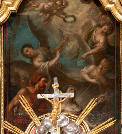 Zdjęcie nr 10: Nastawa ołtarzowa architektoniczna, jednokondygnacyjna ze zwieńczeniem, pięcioosiowa, ustawiona na wysokim cokole. Ołtarz wolnostojący, drewniany, sarkofagowy, wklęsło-wypukły, o zdwojonym froncie; mensa drewniana z marmurowym portatylem. Od frontu rocaille&#039;owy kartusz ujęty fantazyjnymi płycinami oraz liśćmi. Na ołtarzu tabernakulum w formie sześcianu o wklęsłych bokach i wklęsło-wypukłym froncie; ujęte w narożach dwiema parami pilastrów o trzonach przechodzących w spływy wolutowe zdobione rocaille&#039;m i różami. Pilastry podtrzymują falujący gzyms oraz fragmenty falistego, przerwanego, odwróconego przyczółka, przechodzącego w cokół, stanowiący tron wystawienia, na którym stoi krucyfiks. Na ściance frontowej obrotowa nisza, o wykroju stojącego prostokąta zamkniętego łukiem półkolistym, w opasce, zwieńczona kampanulami. W jej polu drzwiczki w formie stojącego prostokąta zamkniętego łukiem półkolistym w profilowanej ramie, z odlewanym przedstawieniem baranka leżącego na księdze z pieczęciami. Tabernakulum ujęte spływami przechodzącymi na krańcach we fragmenty wolutowego gzymsu, na których siedzą figury adorujących aniołów. Ponad tabernakulum fantazyjna ścianka tworząca tło dla tronu wystawienia z prześwitem otoczonym obłokami, z glorią promienistą, flankowana rocaille&#039;owymi uszami. Cokół nastawy z wyodrębnionymi dwoma prostopadłościanami i dwoma konsolami, na dwóch skrajnych osiach bramki zamknięte wolutowymi szczytami tworzącymi cokoły dla figur, z przejściami w formie stojącego prostokąta zamkniętego łukiem odcinkowym nadwieszonym, z drzwiczkami. Cokół i drzwiczki dekorowane rocaille&#039;m. Lico nastawy wklęsłe, osie wydzielone trzema parami pilastrów, na których tle stoją dwie pary kolumn o kapitelach kompozytowych. Podpory dźwigają pełne belkowanie, wyłamane na ich osi, przerwane nad polem środkowym, o gzymsie przechodzącym miejscami w rocaille&#039;owe kartusze. Na osi środkowej wnęka z obrazem Matki Boskiej Wspomożenia Wiernych, w formie stojącego prostokąta zamkniętego łukiem odcinkowym nadwieszonym z uskokiem, ujęta profilowaną ramą, dekorowaną ponad łukiem płomienistym rocaille&#039;m. Na pozostałych czterech osiach figury św. Barbary, św. Apolonii, św. Piotra i św. Pawła ustawione na rokokowych wspornikach. Trzony pilastrów i pola osi bocznych wypełnione rocaille&#039;m, fryz dekorowany zwisami kwiatowymi. Zwieńczenie w formie zbliżonej do trapezu, zamknięte dwoma fragmentami gzymsu przechodzącego w woluty, flankowane wolutami spływającymi na belkowanie wewnętrznej pary kolumn, na których siedzą adorujące figury aniołów. W polu rzeźbiarska grupa Trójcy Świętej, pośród obłoków, w glorii promienistej, zwieńczona gołębicą Ducha Świętego w otoku z obłoków i uskrzydlonych główek anielskich, w glorii promienistej, flankowana przez dwa putta siedzące na gzymsie. Zwieńczenie po bokach obwiedzione rocaille&#039;m, ujęte liśćmi palmowymi. Na belkowaniu, na osiach zewnętrznej pary kolumn wolutowe cokoły z rokokowymi wazonami. Struktura polichromowana na sposób imitujący marmoryzację w kolorze różowym i różowo-pomarańczowym, kolumny, profile i ornamentyka złocone, obłoki srebrzone. 

