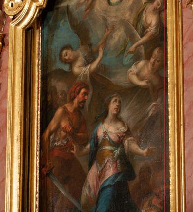 Zdjęcie nr 14: Nastawa ołtarzowa architektoniczna, jednokondygnacyjna ze zwieńczeniem, pięcioosiowa, ustawiona na wysokim cokole. Ołtarz wolnostojący, drewniany, sarkofagowy, wklęsło-wypukły, o zdwojonym froncie; mensa drewniana z marmurowym portatylem. Od frontu rocaille&#039;owy kartusz ujęty fantazyjnymi płycinami oraz liśćmi. Na ołtarzu tabernakulum w formie sześcianu o wklęsłych bokach i wklęsło-wypukłym froncie; ujęte w narożach dwiema parami pilastrów o trzonach przechodzących w spływy wolutowe zdobione rocaille&#039;m i różami. Pilastry podtrzymują falujący gzyms oraz fragmenty falistego, przerwanego, odwróconego przyczółka, przechodzącego w cokół, stanowiący tron wystawienia, na którym stoi krucyfiks. Na ściance frontowej obrotowa nisza, o wykroju stojącego prostokąta zamkniętego łukiem półkolistym, w opasce, zwieńczona kampanulami. W jej polu drzwiczki w formie stojącego prostokąta zamkniętego łukiem półkolistym w profilowanej ramie, z odlewanym przedstawieniem baranka leżącego na księdze z pieczęciami. Tabernakulum ujęte spływami przechodzącymi na krańcach we fragmenty wolutowego gzymsu, na których siedzą figury adorujących aniołów. Ponad tabernakulum fantazyjna ścianka tworząca tło dla tronu wystawienia z prześwitem otoczonym obłokami, z glorią promienistą, flankowana rocaille&#039;owymi uszami. Cokół nastawy z wyodrębnionymi dwoma prostopadłościanami i dwoma konsolami, na dwóch skrajnych osiach bramki zamknięte wolutowymi szczytami tworzącymi cokoły dla figur, z przejściami w formie stojącego prostokąta zamkniętego łukiem odcinkowym nadwieszonym, z drzwiczkami. Cokół i drzwiczki dekorowane rocaille&#039;m. Lico nastawy wklęsłe, osie wydzielone trzema parami pilastrów, na których tle stoją dwie pary kolumn o kapitelach kompozytowych. Podpory dźwigają pełne belkowanie, wyłamane na ich osi, przerwane nad polem środkowym, o gzymsie przechodzącym miejscami w rocaille&#039;owe kartusze. Na osi środkowej wnęka z obrazem Matki Boskiej Wspomożenia Wiernych, w formie stojącego prostokąta zamkniętego łukiem odcinkowym nadwieszonym z uskokiem, ujęta profilowaną ramą, dekorowaną ponad łukiem płomienistym rocaille&#039;m. Na pozostałych czterech osiach figury św. Barbary, św. Apolonii, św. Piotra i św. Pawła ustawione na rokokowych wspornikach. Trzony pilastrów i pola osi bocznych wypełnione rocaille&#039;m, fryz dekorowany zwisami kwiatowymi. Zwieńczenie w formie zbliżonej do trapezu, zamknięte dwoma fragmentami gzymsu przechodzącego w woluty, flankowane wolutami spływającymi na belkowanie wewnętrznej pary kolumn, na których siedzą adorujące figury aniołów. W polu rzeźbiarska grupa Trójcy Świętej, pośród obłoków, w glorii promienistej, zwieńczona gołębicą Ducha Świętego w otoku z obłoków i uskrzydlonych główek anielskich, w glorii promienistej, flankowana przez dwa putta siedzące na gzymsie. Zwieńczenie po bokach obwiedzione rocaille&#039;m, ujęte liśćmi palmowymi. Na belkowaniu, na osiach zewnętrznej pary kolumn wolutowe cokoły z rokokowymi wazonami. Struktura polichromowana na sposób imitujący marmoryzację w kolorze różowym i różowo-pomarańczowym, kolumny, profile i ornamentyka złocone, obłoki srebrzone. 

