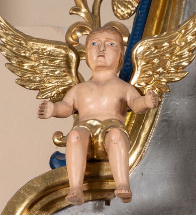 Zdjęcie nr 4: Nastawa architektoniczna, jednoosiowa, jednokondygnacyjna ze zwieńczeniem. Ołtarz sarkofagowy, wklęsło-wypukły, na cokole, z drewnianą mensą. Na ołtarzu tabernakulum w formie drewnianej skrzynki, obwiedzionej gzymsem i zwieńczonej cokołem z krzyżem. Drzwiczki w kształcie stojącego prostokąta zamkniętego łukiem odcinkowym nadwieszonym, w opasce, z płaskorzeźbionym przedstawieniem kielicha z hostią w glorii pomiędzy kłosami zbóż. Na ołtarzu dwie figury klęczących aniołów trzymających świeczniki. 
Nastawa ustawiona na cokole z wyodrębnionymi dwoma prostopadłościanami, ujęta parą kolumn podtrzymujących belkowanie, częściowo przerwane nad polem środkowym, o gzymsie wyłamanym na kształt łuku odcinkowego. Na belkowaniu fragmenty przerwanego, półkolistego przyczółka z siedzącą parą aniołków. W polu środkowym wnęka w formie stojącego prostokąta zamkniętego łukiem półkolistym nadwieszonym, z uskokiem, ujęta profilowaną ramą, z grupą rzeźbiarską Matki Boskiej Różańcowej ze św. Dominikiem i św. Katarzyną Sieneńską. Po zewnętrznej stronie kolumn ustawione figury św. Jacka i bł. Czesława. Wszystkie pola nastawy wypełnione stylizowanym rocaille'm, uszy utworzone z rocaille'u. Zwieńczenie w formie zbliżonej do trapezu, ujęte spływami wolutowymi, zamknięte dwoma fragmentami wolutowego gzymsu. W polu obraz w formie stojącego owalu, ujęty ramą, z przedstawieniem Dzieciątka Jezus. Zwieńczenie flankowane uszami utworzonymi z winnej latorośli. Całość zakończona rzeźbioną gołębicą Ducha Świętego w glorii promienistej. Struktura ołtarza polichromowana na srebrno, z niebieskimi elementami, złoconymi kolumnami, profilami i ornamentyką. 


