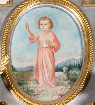 Zdjęcie nr 12: Nastawa architektoniczna, jednoosiowa, jednokondygnacyjna ze zwieńczeniem. Ołtarz sarkofagowy, wklęsło-wypukły, na cokole, z drewnianą mensą. Na ołtarzu tabernakulum w formie drewnianej skrzynki, obwiedzionej gzymsem i zwieńczonej cokołem z krzyżem. Drzwiczki w kształcie stojącego prostokąta zamkniętego łukiem odcinkowym nadwieszonym, w opasce, z płaskorzeźbionym przedstawieniem kielicha z hostią w glorii pomiędzy kłosami zbóż. Na ołtarzu dwie figury klęczących aniołów trzymających świeczniki. 
Nastawa ustawiona na cokole z wyodrębnionymi dwoma prostopadłościanami, ujęta parą kolumn podtrzymujących belkowanie, częściowo przerwane nad polem środkowym, o gzymsie wyłamanym na kształt łuku odcinkowego. Na belkowaniu fragmenty przerwanego, półkolistego przyczółka z siedzącą parą aniołków. W polu środkowym wnęka w formie stojącego prostokąta zamkniętego łukiem półkolistym nadwieszonym, z uskokiem, ujęta profilowaną ramą, z grupą rzeźbiarską Matki Boskiej Różańcowej ze św. Dominikiem i św. Katarzyną Sieneńską. Po zewnętrznej stronie kolumn ustawione figury św. Jacka i bł. Czesława. Wszystkie pola nastawy wypełnione stylizowanym rocaille&#039;m, uszy utworzone z rocaille&#039;u. Zwieńczenie w formie zbliżonej do trapezu, ujęte spływami wolutowymi, zamknięte dwoma fragmentami wolutowego gzymsu. W polu obraz w formie stojącego owalu, ujęty ramą, z przedstawieniem Dzieciątka Jezus. Zwieńczenie flankowane uszami utworzonymi z winnej latorośli. Całość zakończona rzeźbioną gołębicą Ducha Świętego w glorii promienistej. Struktura ołtarza polichromowana na srebrno, z niebieskimi elementami, złoconymi kolumnami, profilami i ornamentyką. 


