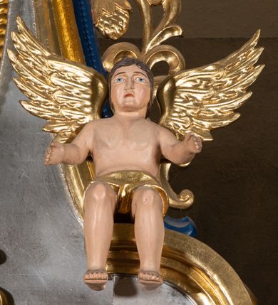 Zdjęcie nr 10: Nastawa architektoniczna, jednoosiowa, jednokondygnacyjna ze zwieńczeniem. Ołtarz sarkofagowy, wklęsło-wypukły, na cokole, z drewnianą mensą. Na ołtarzu tabernakulum w formie drewnianej skrzynki, obwiedzionej gzymsem i zwieńczonej cokołem z krzyżem. Drzwiczki w kształcie stojącego prostokąta zamkniętego łukiem odcinkowym nadwieszonym, w opasce, z płaskorzeźbionym przedstawieniem kielicha z hostią w glorii pomiędzy kłosami zbóż. Na ołtarzu dwie figury klęczących aniołów trzymających świeczniki. 
Nastawa ustawiona na cokole z wyodrębnionymi dwoma prostopadłościanami, ujęta parą kolumn podtrzymujących belkowanie, częściowo przerwane nad polem środkowym, o gzymsie wyłamanym na kształt łuku odcinkowego. Na belkowaniu fragmenty przerwanego, półkolistego przyczółka z siedzącą parą aniołków. W polu środkowym wnęka w formie stojącego prostokąta zamkniętego łukiem półkolistym nadwieszonym, z uskokiem, ujęta profilowaną ramą, z grupą rzeźbiarską Matki Boskiej Różańcowej ze św. Dominikiem i św. Katarzyną Sieneńską. Po zewnętrznej stronie kolumn ustawione figury św. Jacka i bł. Czesława. Wszystkie pola nastawy wypełnione stylizowanym rocaille'm, uszy utworzone z rocaille'u. Zwieńczenie w formie zbliżonej do trapezu, ujęte spływami wolutowymi, zamknięte dwoma fragmentami wolutowego gzymsu. W polu obraz w formie stojącego owalu, ujęty ramą, z przedstawieniem Dzieciątka Jezus. Zwieńczenie flankowane uszami utworzonymi z winnej latorośli. Całość zakończona rzeźbioną gołębicą Ducha Świętego w glorii promienistej. Struktura ołtarza polichromowana na srebrno, z niebieskimi elementami, złoconymi kolumnami, profilami i ornamentyką. 


