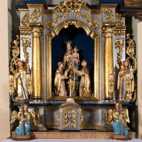 Zdjęcie nr 1: Nastawa architektoniczna, jednoosiowa, jednokondygnacyjna ze zwieńczeniem. Ołtarz sarkofagowy, wklęsło-wypukły, na cokole, z drewnianą mensą. Na ołtarzu tabernakulum w formie drewnianej skrzynki, obwiedzionej gzymsem i zwieńczonej cokołem z krzyżem. Drzwiczki w kształcie stojącego prostokąta zamkniętego łukiem odcinkowym nadwieszonym, w opasce, z płaskorzeźbionym przedstawieniem kielicha z hostią w glorii pomiędzy kłosami zbóż. Na ołtarzu dwie figury klęczących aniołów trzymających świeczniki. 
Nastawa ustawiona na cokole z wyodrębnionymi dwoma prostopadłościanami, ujęta parą kolumn podtrzymujących belkowanie, częściowo przerwane nad polem środkowym, o gzymsie wyłamanym na kształt łuku odcinkowego. Na belkowaniu fragmenty przerwanego, półkolistego przyczółka z siedzącą parą aniołków. W polu środkowym wnęka w formie stojącego prostokąta zamkniętego łukiem półkolistym nadwieszonym, z uskokiem, ujęta profilowaną ramą, z grupą rzeźbiarską Matki Boskiej Różańcowej ze św. Dominikiem i św. Katarzyną Sieneńską. Po zewnętrznej stronie kolumn ustawione figury św. Jacka i bł. Czesława. Wszystkie pola nastawy wypełnione stylizowanym rocaille'm, uszy utworzone z rocaille'u. Zwieńczenie w formie zbliżonej do trapezu, ujęte spływami wolutowymi, zamknięte dwoma fragmentami wolutowego gzymsu. W polu obraz w formie stojącego owalu, ujęty ramą, z przedstawieniem Dzieciątka Jezus. Zwieńczenie flankowane uszami utworzonymi z winnej latorośli. Całość zakończona rzeźbioną gołębicą Ducha Świętego w glorii promienistej. Struktura ołtarza polichromowana na srebrno, z niebieskimi elementami, złoconymi kolumnami, profilami i ornamentyką. 


