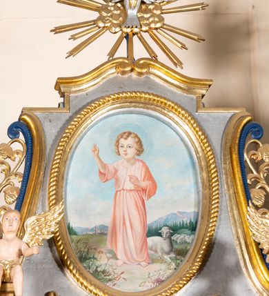 Zdjęcie nr 11: Nastawa architektoniczna, jednoosiowa, jednokondygnacyjna ze zwieńczeniem. Ołtarz sarkofagowy, wklęsło-wypukły, na cokole, z drewnianą mensą. Na ołtarzu tabernakulum w formie drewnianej skrzynki, obwiedzionej gzymsem i zwieńczonej cokołem z krzyżem. Drzwiczki w kształcie stojącego prostokąta zamkniętego łukiem odcinkowym nadwieszonym, w opasce, z płaskorzeźbionym przedstawieniem kielicha z hostią w glorii pomiędzy kłosami zbóż. Na ołtarzu dwie figury klęczących aniołów trzymających świeczniki. 
Nastawa ustawiona na cokole z wyodrębnionymi dwoma prostopadłościanami, ujęta parą kolumn podtrzymujących belkowanie, częściowo przerwane nad polem środkowym, o gzymsie wyłamanym na kształt łuku odcinkowego. Na belkowaniu fragmenty przerwanego, półkolistego przyczółka z siedzącą parą aniołków. W polu środkowym wnęka w formie stojącego prostokąta zamkniętego łukiem półkolistym nadwieszonym, z uskokiem, ujęta profilowaną ramą, z grupą rzeźbiarską Matki Boskiej Różańcowej ze św. Dominikiem i św. Katarzyną Sieneńską. Po zewnętrznej stronie kolumn ustawione figury św. Jacka i bł. Czesława. Wszystkie pola nastawy wypełnione stylizowanym rocaille'm, uszy utworzone z rocaille'u. Zwieńczenie w formie zbliżonej do trapezu, ujęte spływami wolutowymi, zamknięte dwoma fragmentami wolutowego gzymsu. W polu obraz w formie stojącego owalu, ujęty ramą, z przedstawieniem Dzieciątka Jezus. Zwieńczenie flankowane uszami utworzonymi z winnej latorośli. Całość zakończona rzeźbioną gołębicą Ducha Świętego w glorii promienistej. Struktura ołtarza polichromowana na srebrno, z niebieskimi elementami, złoconymi kolumnami, profilami i ornamentyką. 


