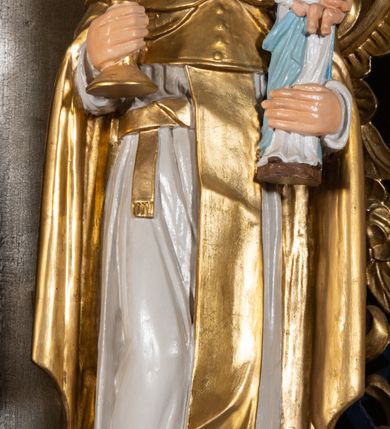 Zdjęcie nr 7: Nastawa architektoniczna, jednoosiowa, jednokondygnacyjna ze zwieńczeniem. Ołtarz sarkofagowy, wklęsło-wypukły, na cokole, z drewnianą mensą. Na ołtarzu tabernakulum w formie drewnianej skrzynki, obwiedzionej gzymsem i zwieńczonej cokołem z krzyżem. Drzwiczki w kształcie stojącego prostokąta zamkniętego łukiem odcinkowym nadwieszonym, w opasce, z płaskorzeźbionym przedstawieniem kielicha z hostią w glorii pomiędzy kłosami zbóż. Na ołtarzu dwie figury klęczących aniołów trzymających świeczniki. 
Nastawa ustawiona na cokole z wyodrębnionymi dwoma prostopadłościanami, ujęta parą kolumn podtrzymujących belkowanie, częściowo przerwane nad polem środkowym, o gzymsie wyłamanym na kształt łuku odcinkowego. Na belkowaniu fragmenty przerwanego, półkolistego przyczółka z siedzącą parą aniołków. W polu środkowym wnęka w formie stojącego prostokąta zamkniętego łukiem półkolistym nadwieszonym, z uskokiem, ujęta profilowaną ramą, z grupą rzeźbiarską Matki Boskiej Różańcowej ze św. Dominikiem i św. Katarzyną Sieneńską. Po zewnętrznej stronie kolumn ustawione figury św. Jacka i bł. Czesława. Wszystkie pola nastawy wypełnione stylizowanym rocaille&#039;m, uszy utworzone z rocaille&#039;u. Zwieńczenie w formie zbliżonej do trapezu, ujęte spływami wolutowymi, zamknięte dwoma fragmentami wolutowego gzymsu. W polu obraz w formie stojącego owalu, ujęty ramą, z przedstawieniem Dzieciątka Jezus. Zwieńczenie flankowane uszami utworzonymi z winnej latorośli. Całość zakończona rzeźbioną gołębicą Ducha Świętego w glorii promienistej. Struktura ołtarza polichromowana na srebrno, z niebieskimi elementami, złoconymi kolumnami, profilami i ornamentyką. 


