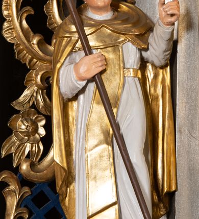 Zdjęcie nr 9: Nastawa architektoniczna, jednoosiowa, jednokondygnacyjna ze zwieńczeniem. Ołtarz sarkofagowy, wklęsło-wypukły, na cokole, z drewnianą mensą. Na ołtarzu tabernakulum w formie drewnianej skrzynki, obwiedzionej gzymsem i zwieńczonej cokołem z krzyżem. Drzwiczki w kształcie stojącego prostokąta zamkniętego łukiem odcinkowym nadwieszonym, w opasce, z płaskorzeźbionym przedstawieniem kielicha z hostią w glorii pomiędzy kłosami zbóż. Na ołtarzu dwie figury klęczących aniołów trzymających świeczniki. 
Nastawa ustawiona na cokole z wyodrębnionymi dwoma prostopadłościanami, ujęta parą kolumn podtrzymujących belkowanie, częściowo przerwane nad polem środkowym, o gzymsie wyłamanym na kształt łuku odcinkowego. Na belkowaniu fragmenty przerwanego, półkolistego przyczółka z siedzącą parą aniołków. W polu środkowym wnęka w formie stojącego prostokąta zamkniętego łukiem półkolistym nadwieszonym, z uskokiem, ujęta profilowaną ramą, z grupą rzeźbiarską Matki Boskiej Różańcowej ze św. Dominikiem i św. Katarzyną Sieneńską. Po zewnętrznej stronie kolumn ustawione figury św. Jacka i bł. Czesława. Wszystkie pola nastawy wypełnione stylizowanym rocaille&#039;m, uszy utworzone z rocaille&#039;u. Zwieńczenie w formie zbliżonej do trapezu, ujęte spływami wolutowymi, zamknięte dwoma fragmentami wolutowego gzymsu. W polu obraz w formie stojącego owalu, ujęty ramą, z przedstawieniem Dzieciątka Jezus. Zwieńczenie flankowane uszami utworzonymi z winnej latorośli. Całość zakończona rzeźbioną gołębicą Ducha Świętego w glorii promienistej. Struktura ołtarza polichromowana na srebrno, z niebieskimi elementami, złoconymi kolumnami, profilami i ornamentyką. 


