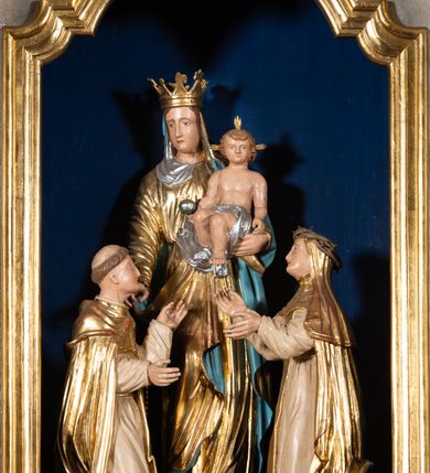 Zdjęcie nr 2: Nastawa architektoniczna, jednoosiowa, jednokondygnacyjna ze zwieńczeniem. Ołtarz sarkofagowy, wklęsło-wypukły, na cokole, z drewnianą mensą. Na ołtarzu tabernakulum w formie drewnianej skrzynki, obwiedzionej gzymsem i zwieńczonej cokołem z krzyżem. Drzwiczki w kształcie stojącego prostokąta zamkniętego łukiem odcinkowym nadwieszonym, w opasce, z płaskorzeźbionym przedstawieniem kielicha z hostią w glorii pomiędzy kłosami zbóż. Na ołtarzu dwie figury klęczących aniołów trzymających świeczniki. 
Nastawa ustawiona na cokole z wyodrębnionymi dwoma prostopadłościanami, ujęta parą kolumn podtrzymujących belkowanie, częściowo przerwane nad polem środkowym, o gzymsie wyłamanym na kształt łuku odcinkowego. Na belkowaniu fragmenty przerwanego, półkolistego przyczółka z siedzącą parą aniołków. W polu środkowym wnęka w formie stojącego prostokąta zamkniętego łukiem półkolistym nadwieszonym, z uskokiem, ujęta profilowaną ramą, z grupą rzeźbiarską Matki Boskiej Różańcowej ze św. Dominikiem i św. Katarzyną Sieneńską. Po zewnętrznej stronie kolumn ustawione figury św. Jacka i bł. Czesława. Wszystkie pola nastawy wypełnione stylizowanym rocaille&#039;m, uszy utworzone z rocaille&#039;u. Zwieńczenie w formie zbliżonej do trapezu, ujęte spływami wolutowymi, zamknięte dwoma fragmentami wolutowego gzymsu. W polu obraz w formie stojącego owalu, ujęty ramą, z przedstawieniem Dzieciątka Jezus. Zwieńczenie flankowane uszami utworzonymi z winnej latorośli. Całość zakończona rzeźbioną gołębicą Ducha Świętego w glorii promienistej. Struktura ołtarza polichromowana na srebrno, z niebieskimi elementami, złoconymi kolumnami, profilami i ornamentyką. 


