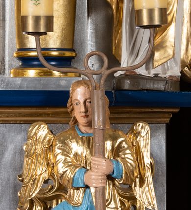 Zdjęcie nr 13: Nastawa architektoniczna, jednoosiowa, jednokondygnacyjna ze zwieńczeniem. Ołtarz sarkofagowy, wklęsło-wypukły, na cokole, z drewnianą mensą. Na ołtarzu tabernakulum w formie drewnianej skrzynki, obwiedzionej gzymsem i zwieńczonej cokołem z krzyżem. Drzwiczki w kształcie stojącego prostokąta zamkniętego łukiem odcinkowym nadwieszonym, w opasce, z płaskorzeźbionym przedstawieniem kielicha z hostią w glorii pomiędzy kłosami zbóż. Na ołtarzu dwie figury klęczących aniołów trzymających świeczniki. 
Nastawa ustawiona na cokole z wyodrębnionymi dwoma prostopadłościanami, ujęta parą kolumn podtrzymujących belkowanie, częściowo przerwane nad polem środkowym, o gzymsie wyłamanym na kształt łuku odcinkowego. Na belkowaniu fragmenty przerwanego, półkolistego przyczółka z siedzącą parą aniołków. W polu środkowym wnęka w formie stojącego prostokąta zamkniętego łukiem półkolistym nadwieszonym, z uskokiem, ujęta profilowaną ramą, z grupą rzeźbiarską Matki Boskiej Różańcowej ze św. Dominikiem i św. Katarzyną Sieneńską. Po zewnętrznej stronie kolumn ustawione figury św. Jacka i bł. Czesława. Wszystkie pola nastawy wypełnione stylizowanym rocaille'm, uszy utworzone z rocaille'u. Zwieńczenie w formie zbliżonej do trapezu, ujęte spływami wolutowymi, zamknięte dwoma fragmentami wolutowego gzymsu. W polu obraz w formie stojącego owalu, ujęty ramą, z przedstawieniem Dzieciątka Jezus. Zwieńczenie flankowane uszami utworzonymi z winnej latorośli. Całość zakończona rzeźbioną gołębicą Ducha Świętego w glorii promienistej. Struktura ołtarza polichromowana na srebrno, z niebieskimi elementami, złoconymi kolumnami, profilami i ornamentyką. 


