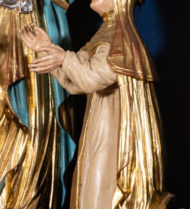 Zdjęcie nr 5: Nastawa architektoniczna, jednoosiowa, jednokondygnacyjna ze zwieńczeniem. Ołtarz sarkofagowy, wklęsło-wypukły, na cokole, z drewnianą mensą. Na ołtarzu tabernakulum w formie drewnianej skrzynki, obwiedzionej gzymsem i zwieńczonej cokołem z krzyżem. Drzwiczki w kształcie stojącego prostokąta zamkniętego łukiem odcinkowym nadwieszonym, w opasce, z płaskorzeźbionym przedstawieniem kielicha z hostią w glorii pomiędzy kłosami zbóż. Na ołtarzu dwie figury klęczących aniołów trzymających świeczniki. 
Nastawa ustawiona na cokole z wyodrębnionymi dwoma prostopadłościanami, ujęta parą kolumn podtrzymujących belkowanie, częściowo przerwane nad polem środkowym, o gzymsie wyłamanym na kształt łuku odcinkowego. Na belkowaniu fragmenty przerwanego, półkolistego przyczółka z siedzącą parą aniołków. W polu środkowym wnęka w formie stojącego prostokąta zamkniętego łukiem półkolistym nadwieszonym, z uskokiem, ujęta profilowaną ramą, z grupą rzeźbiarską Matki Boskiej Różańcowej ze św. Dominikiem i św. Katarzyną Sieneńską. Po zewnętrznej stronie kolumn ustawione figury św. Jacka i bł. Czesława. Wszystkie pola nastawy wypełnione stylizowanym rocaille'm, uszy utworzone z rocaille'u. Zwieńczenie w formie zbliżonej do trapezu, ujęte spływami wolutowymi, zamknięte dwoma fragmentami wolutowego gzymsu. W polu obraz w formie stojącego owalu, ujęty ramą, z przedstawieniem Dzieciątka Jezus. Zwieńczenie flankowane uszami utworzonymi z winnej latorośli. Całość zakończona rzeźbioną gołębicą Ducha Świętego w glorii promienistej. Struktura ołtarza polichromowana na srebrno, z niebieskimi elementami, złoconymi kolumnami, profilami i ornamentyką. 


