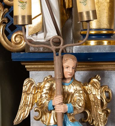 Zdjęcie nr 15: Nastawa architektoniczna, jednoosiowa, jednokondygnacyjna ze zwieńczeniem. Ołtarz sarkofagowy, wklęsło-wypukły, na cokole, z drewnianą mensą. Na ołtarzu tabernakulum w formie drewnianej skrzynki, obwiedzionej gzymsem i zwieńczonej cokołem z krzyżem. Drzwiczki w kształcie stojącego prostokąta zamkniętego łukiem odcinkowym nadwieszonym, w opasce, z płaskorzeźbionym przedstawieniem kielicha z hostią w glorii pomiędzy kłosami zbóż. Na ołtarzu dwie figury klęczących aniołów trzymających świeczniki. 
Nastawa ustawiona na cokole z wyodrębnionymi dwoma prostopadłościanami, ujęta parą kolumn podtrzymujących belkowanie, częściowo przerwane nad polem środkowym, o gzymsie wyłamanym na kształt łuku odcinkowego. Na belkowaniu fragmenty przerwanego, półkolistego przyczółka z siedzącą parą aniołków. W polu środkowym wnęka w formie stojącego prostokąta zamkniętego łukiem półkolistym nadwieszonym, z uskokiem, ujęta profilowaną ramą, z grupą rzeźbiarską Matki Boskiej Różańcowej ze św. Dominikiem i św. Katarzyną Sieneńską. Po zewnętrznej stronie kolumn ustawione figury św. Jacka i bł. Czesława. Wszystkie pola nastawy wypełnione stylizowanym rocaille'm, uszy utworzone z rocaille'u. Zwieńczenie w formie zbliżonej do trapezu, ujęte spływami wolutowymi, zamknięte dwoma fragmentami wolutowego gzymsu. W polu obraz w formie stojącego owalu, ujęty ramą, z przedstawieniem Dzieciątka Jezus. Zwieńczenie flankowane uszami utworzonymi z winnej latorośli. Całość zakończona rzeźbioną gołębicą Ducha Świętego w glorii promienistej. Struktura ołtarza polichromowana na srebrno, z niebieskimi elementami, złoconymi kolumnami, profilami i ornamentyką. 


