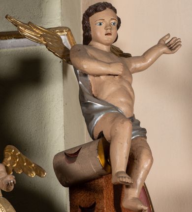 Zdjęcie nr 11: Nastawa architektoniczna, jednoosiowa, jednokondygnacyjna ze zwieńczeniem. Ołtarz drewniany, sarkofagowy, na cokole, z drewnianą mensą i kamiennym portatylem. Na froncie ołtarza namalowany owalny medalion ujęty wieńcem róż, z krzyżem, kotwicą i gorejącym sercem. Na ołtarzu tabernakulum w formie drewnianej skrzynki, ujętej parą kolumienek podtrzymujących imposty, z rocaille'owymi uszami. Drzwiczki w formie stojącego prostokąta zamkniętego łukiem półkolistym nadwieszonym. 
Nastawa ustawiona na cokole z wyłamanymi pod kątem czterema prostopadłościanami, dekorowanymi zwisami liściastymi. Retabulum ujęte dwiema parami kolumn, o trzonach dekorowanych rytą ornamentacją, z zewnętrzną parą ustawioną pod kątem, podtrzymującymi belkowanie, częściowo przerwane nad polem środkowym. Na belkowaniu fragmenty przerwanego, falistego przyczółka z siedzącymi puttami oraz para aniołków. W polu głównym wnęka w formie stojącego prostokąta zamkniętego łukiem odcinkowym nadwieszonym, ujęta profilowaną ramą, z figurą Najświętszego Serca Jezusa. Wnęka otoczona stylizowanymi ornamentami – akantem, rocaille'm i roślinnym, pomiędzy kolumnami roślinne zwisy, w partii fryzu rozety. Nastawa ujęta uszami utworzonymi ze stylizowanego ornamentu roślinnego. Zwieńczenie w formie zbliżonej do stojącego prostokąta, zamkniętego łukiem odcinkowym nadwieszonym, ujęte profilowaną ramą, przechodzącą po bokach w woluty,  dekorowane muszlą, ornamentem roślinnym i uskrzydlonymi główkami anielskimi. W polu wnęka w formie analogicznej do zwieńczenia, w profilowanej ramie, z obrazem wizji św. Małgorzaty Alacoque. Struktura polichromowana w kolorach bladoróżowym i pomarańczowym, kolumny, profile i ornamentyka złocone, detal srebrzony. 

