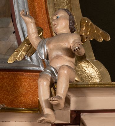 Zdjęcie nr 9: Nastawa architektoniczna, jednoosiowa, jednokondygnacyjna ze zwieńczeniem. Ołtarz drewniany, sarkofagowy, na cokole, z drewnianą mensą i kamiennym portatylem. Na froncie ołtarza namalowany owalny medalion ujęty wieńcem róż, z krzyżem, kotwicą i gorejącym sercem. Na ołtarzu tabernakulum w formie drewnianej skrzynki, ujętej parą kolumienek podtrzymujących imposty, z rocaille'owymi uszami. Drzwiczki w formie stojącego prostokąta zamkniętego łukiem półkolistym nadwieszonym. 
Nastawa ustawiona na cokole z wyłamanymi pod kątem czterema prostopadłościanami, dekorowanymi zwisami liściastymi. Retabulum ujęte dwiema parami kolumn, o trzonach dekorowanych rytą ornamentacją, z zewnętrzną parą ustawioną pod kątem, podtrzymującymi belkowanie, częściowo przerwane nad polem środkowym. Na belkowaniu fragmenty przerwanego, falistego przyczółka z siedzącymi puttami oraz para aniołków. W polu głównym wnęka w formie stojącego prostokąta zamkniętego łukiem odcinkowym nadwieszonym, ujęta profilowaną ramą, z figurą Najświętszego Serca Jezusa. Wnęka otoczona stylizowanymi ornamentami – akantem, rocaille'm i roślinnym, pomiędzy kolumnami roślinne zwisy, w partii fryzu rozety. Nastawa ujęta uszami utworzonymi ze stylizowanego ornamentu roślinnego. Zwieńczenie w formie zbliżonej do stojącego prostokąta, zamkniętego łukiem odcinkowym nadwieszonym, ujęte profilowaną ramą, przechodzącą po bokach w woluty,  dekorowane muszlą, ornamentem roślinnym i uskrzydlonymi główkami anielskimi. W polu wnęka w formie analogicznej do zwieńczenia, w profilowanej ramie, z obrazem wizji św. Małgorzaty Alacoque. Struktura polichromowana w kolorach bladoróżowym i pomarańczowym, kolumny, profile i ornamentyka złocone, detal srebrzony. 

