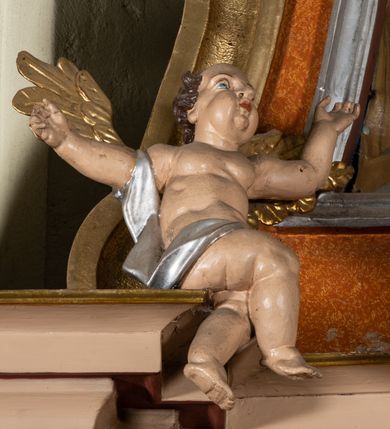 Zdjęcie nr 10: Nastawa architektoniczna, jednoosiowa, jednokondygnacyjna ze zwieńczeniem. Ołtarz drewniany, sarkofagowy, na cokole, z drewnianą mensą i kamiennym portatylem. Na froncie ołtarza namalowany owalny medalion ujęty wieńcem róż, z krzyżem, kotwicą i gorejącym sercem. Na ołtarzu tabernakulum w formie drewnianej skrzynki, ujętej parą kolumienek podtrzymujących imposty, z rocaille'owymi uszami. Drzwiczki w formie stojącego prostokąta zamkniętego łukiem półkolistym nadwieszonym. 
Nastawa ustawiona na cokole z wyłamanymi pod kątem czterema prostopadłościanami, dekorowanymi zwisami liściastymi. Retabulum ujęte dwiema parami kolumn, o trzonach dekorowanych rytą ornamentacją, z zewnętrzną parą ustawioną pod kątem, podtrzymującymi belkowanie, częściowo przerwane nad polem środkowym. Na belkowaniu fragmenty przerwanego, falistego przyczółka z siedzącymi puttami oraz para aniołków. W polu głównym wnęka w formie stojącego prostokąta zamkniętego łukiem odcinkowym nadwieszonym, ujęta profilowaną ramą, z figurą Najświętszego Serca Jezusa. Wnęka otoczona stylizowanymi ornamentami – akantem, rocaille'm i roślinnym, pomiędzy kolumnami roślinne zwisy, w partii fryzu rozety. Nastawa ujęta uszami utworzonymi ze stylizowanego ornamentu roślinnego. Zwieńczenie w formie zbliżonej do stojącego prostokąta, zamkniętego łukiem odcinkowym nadwieszonym, ujęte profilowaną ramą, przechodzącą po bokach w woluty,  dekorowane muszlą, ornamentem roślinnym i uskrzydlonymi główkami anielskimi. W polu wnęka w formie analogicznej do zwieńczenia, w profilowanej ramie, z obrazem wizji św. Małgorzaty Alacoque. Struktura polichromowana w kolorach bladoróżowym i pomarańczowym, kolumny, profile i ornamentyka złocone, detal srebrzony. 

