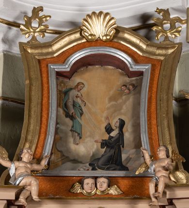 Zdjęcie nr 3: Nastawa architektoniczna, jednoosiowa, jednokondygnacyjna ze zwieńczeniem. Ołtarz drewniany, sarkofagowy, na cokole, z drewnianą mensą i kamiennym portatylem. Na froncie ołtarza namalowany owalny medalion ujęty wieńcem róż, z krzyżem, kotwicą i gorejącym sercem. Na ołtarzu tabernakulum w formie drewnianej skrzynki, ujętej parą kolumienek podtrzymujących imposty, z rocaille'owymi uszami. Drzwiczki w formie stojącego prostokąta zamkniętego łukiem półkolistym nadwieszonym. 
Nastawa ustawiona na cokole z wyłamanymi pod kątem czterema prostopadłościanami, dekorowanymi zwisami liściastymi. Retabulum ujęte dwiema parami kolumn, o trzonach dekorowanych rytą ornamentacją, z zewnętrzną parą ustawioną pod kątem, podtrzymującymi belkowanie, częściowo przerwane nad polem środkowym. Na belkowaniu fragmenty przerwanego, falistego przyczółka z siedzącymi puttami oraz para aniołków. W polu głównym wnęka w formie stojącego prostokąta zamkniętego łukiem odcinkowym nadwieszonym, ujęta profilowaną ramą, z figurą Najświętszego Serca Jezusa. Wnęka otoczona stylizowanymi ornamentami – akantem, rocaille'm i roślinnym, pomiędzy kolumnami roślinne zwisy, w partii fryzu rozety. Nastawa ujęta uszami utworzonymi ze stylizowanego ornamentu roślinnego. Zwieńczenie w formie zbliżonej do stojącego prostokąta, zamkniętego łukiem odcinkowym nadwieszonym, ujęte profilowaną ramą, przechodzącą po bokach w woluty,  dekorowane muszlą, ornamentem roślinnym i uskrzydlonymi główkami anielskimi. W polu wnęka w formie analogicznej do zwieńczenia, w profilowanej ramie, z obrazem wizji św. Małgorzaty Alacoque. Struktura polichromowana w kolorach bladoróżowym i pomarańczowym, kolumny, profile i ornamentyka złocone, detal srebrzony. 

