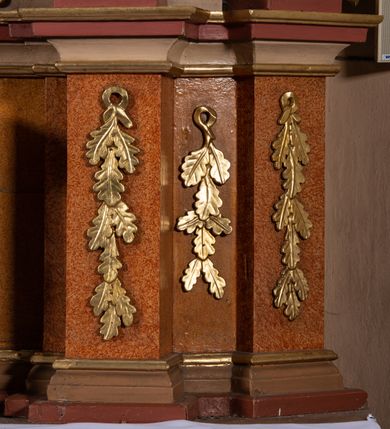 Zdjęcie nr 7: Nastawa architektoniczna, jednoosiowa, jednokondygnacyjna ze zwieńczeniem. Ołtarz drewniany, sarkofagowy, na cokole, z drewnianą mensą i kamiennym portatylem. Na froncie ołtarza namalowany owalny medalion ujęty wieńcem róż, z krzyżem, kotwicą i gorejącym sercem. Na ołtarzu tabernakulum w formie drewnianej skrzynki, ujętej parą kolumienek podtrzymujących imposty, z rocaille'owymi uszami. Drzwiczki w formie stojącego prostokąta zamkniętego łukiem półkolistym nadwieszonym. 
Nastawa ustawiona na cokole z wyłamanymi pod kątem czterema prostopadłościanami, dekorowanymi zwisami liściastymi. Retabulum ujęte dwiema parami kolumn, o trzonach dekorowanych rytą ornamentacją, z zewnętrzną parą ustawioną pod kątem, podtrzymującymi belkowanie, częściowo przerwane nad polem środkowym. Na belkowaniu fragmenty przerwanego, falistego przyczółka z siedzącymi puttami oraz para aniołków. W polu głównym wnęka w formie stojącego prostokąta zamkniętego łukiem odcinkowym nadwieszonym, ujęta profilowaną ramą, z figurą Najświętszego Serca Jezusa. Wnęka otoczona stylizowanymi ornamentami – akantem, rocaille'm i roślinnym, pomiędzy kolumnami roślinne zwisy, w partii fryzu rozety. Nastawa ujęta uszami utworzonymi ze stylizowanego ornamentu roślinnego. Zwieńczenie w formie zbliżonej do stojącego prostokąta, zamkniętego łukiem odcinkowym nadwieszonym, ujęte profilowaną ramą, przechodzącą po bokach w woluty,  dekorowane muszlą, ornamentem roślinnym i uskrzydlonymi główkami anielskimi. W polu wnęka w formie analogicznej do zwieńczenia, w profilowanej ramie, z obrazem wizji św. Małgorzaty Alacoque. Struktura polichromowana w kolorach bladoróżowym i pomarańczowym, kolumny, profile i ornamentyka złocone, detal srebrzony. 

