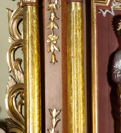 Zdjęcie nr 6: Nastawa architektoniczna, jednoosiowa, jednokondygnacyjna ze zwieńczeniem. Ołtarz drewniany, sarkofagowy, na cokole, z drewnianą mensą i kamiennym portatylem. Na froncie ołtarza namalowany owalny medalion ujęty wieńcem róż, z krzyżem, kotwicą i gorejącym sercem. Na ołtarzu tabernakulum w formie drewnianej skrzynki, ujętej parą kolumienek podtrzymujących imposty, z rocaille'owymi uszami. Drzwiczki w formie stojącego prostokąta zamkniętego łukiem półkolistym nadwieszonym. 
Nastawa ustawiona na cokole z wyłamanymi pod kątem czterema prostopadłościanami, dekorowanymi zwisami liściastymi. Retabulum ujęte dwiema parami kolumn, o trzonach dekorowanych rytą ornamentacją, z zewnętrzną parą ustawioną pod kątem, podtrzymującymi belkowanie, częściowo przerwane nad polem środkowym. Na belkowaniu fragmenty przerwanego, falistego przyczółka z siedzącymi puttami oraz para aniołków. W polu głównym wnęka w formie stojącego prostokąta zamkniętego łukiem odcinkowym nadwieszonym, ujęta profilowaną ramą, z figurą Najświętszego Serca Jezusa. Wnęka otoczona stylizowanymi ornamentami – akantem, rocaille'm i roślinnym, pomiędzy kolumnami roślinne zwisy, w partii fryzu rozety. Nastawa ujęta uszami utworzonymi ze stylizowanego ornamentu roślinnego. Zwieńczenie w formie zbliżonej do stojącego prostokąta, zamkniętego łukiem odcinkowym nadwieszonym, ujęte profilowaną ramą, przechodzącą po bokach w woluty,  dekorowane muszlą, ornamentem roślinnym i uskrzydlonymi główkami anielskimi. W polu wnęka w formie analogicznej do zwieńczenia, w profilowanej ramie, z obrazem wizji św. Małgorzaty Alacoque. Struktura polichromowana w kolorach bladoróżowym i pomarańczowym, kolumny, profile i ornamentyka złocone, detal srebrzony. 

