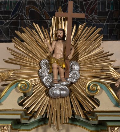 Zdjęcie nr 6: Nastawa architektoniczna, jednokondygnacyjna, jednoosiowa, ustawiona na cokole z wyodrębnionymi prostopadłościanami. Ołtarz drewniany, sarkofagowy, na cokole, z drewnianą mensą i kamiennym portatylem. Cokół nastawy dekorowany płycinami z akantem. Retabulum ujęte parą kolumn o skręconych trzonach i korynckich kapitelach, dźwigających pełne belkowanie, nad polem środkowym wyłamane na kształt łuku odcinkowego. Na belkowaniu fragmenty falistego, przerwanego przyczółka z siedzącymi puttami. Całe pole środkowe wypełnione wnęką w formie stojącego prostokąta zamkniętego łukiem półkolistym nadwieszonym, ujętą profilowaną ramą, z obrazem Matki Boskiej Wspomożenia Wiernych. Nastawa flankowana uszami utworzonymi z akantu i kratki regencyjnej. W miejscu zwieńczenia figura siedzącego na obłoku Chrystusa trzymającego krzyż, w glorii promienistej. Struktura polichromowana w kolorze beżowym, z jasnoniebieskimi i niebieskimi detalami, złoconymi kolumnami, profilami i ornamentyką oraz srebrzonymi detalami. 
