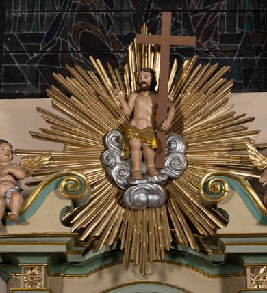 Zdjęcie nr 7: Nastawa architektoniczna, jednokondygnacyjna, jednoosiowa, ustawiona na cokole z wyodrębnionymi prostopadłościanami. Ołtarz drewniany, sarkofagowy, na cokole, z drewnianą mensą i kamiennym portatylem. Cokół nastawy dekorowany płycinami z akantem. Retabulum ujęte parą kolumn o skręconych trzonach i korynckich kapitelach, dźwigających pełne belkowanie, nad polem środkowym wyłamane na kształt łuku odcinkowego. Na belkowaniu fragmenty falistego, przerwanego przyczółka z siedzącymi puttami. Całe pole środkowe wypełnione wnęką w formie stojącego prostokąta zamkniętego łukiem półkolistym nadwieszonym, ujętą profilowaną ramą, z obrazem Matki Boskiej Wspomożenia Wiernych. Nastawa flankowana uszami utworzonymi z akantu i kratki regencyjnej. W miejscu zwieńczenia figura siedzącego na obłoku Chrystusa trzymającego krzyż, w glorii promienistej. Struktura polichromowana w kolorze beżowym, z jasnoniebieskimi i niebieskimi detalami, złoconymi kolumnami, profilami i ornamentyką oraz srebrzonymi detalami. 
