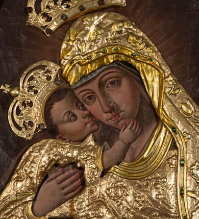 Zdjęcie nr 4: Nastawa architektoniczna, jednokondygnacyjna, jednoosiowa, ustawiona na cokole z wyodrębnionymi prostopadłościanami. Ołtarz drewniany, sarkofagowy, na cokole, z drewnianą mensą i kamiennym portatylem. Cokół nastawy dekorowany płycinami z akantem. Retabulum ujęte parą kolumn o skręconych trzonach i korynckich kapitelach, dźwigających pełne belkowanie, nad polem środkowym wyłamane na kształt łuku odcinkowego. Na belkowaniu fragmenty falistego, przerwanego przyczółka z siedzącymi puttami. Całe pole środkowe wypełnione wnęką w formie stojącego prostokąta zamkniętego łukiem półkolistym nadwieszonym, ujętą profilowaną ramą, z obrazem Matki Boskiej Wspomożenia Wiernych. Nastawa flankowana uszami utworzonymi z akantu i kratki regencyjnej. W miejscu zwieńczenia figura siedzącego na obłoku Chrystusa trzymającego krzyż, w glorii promienistej. Struktura polichromowana w kolorze beżowym, z jasnoniebieskimi i niebieskimi detalami, złoconymi kolumnami, profilami i ornamentyką oraz srebrzonymi detalami. 
