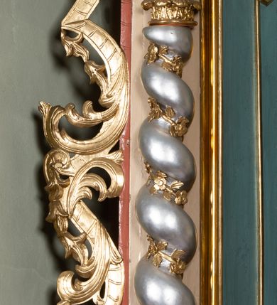 Zdjęcie nr 5: Nastawa architektoniczna, jednokondygnacyjna, jednoosiowa, ustawiona na cokole z wyodrębnionymi prostopadłościanami. Ołtarz drewniany, sarkofagowy, na cokole, z drewnianą mensą i kamiennym portatylem. Na ołtarzu ustawiony postument, ujęty spływami wolutowymi, dekorowany z przodu akantem i muszlą. Cokół nastawy dekorowany płycinami z uskrzydlonymi główkami anielskimi. Retabulum ujęte parą kolumn o skręconych trzonach i korynckich kapitelach, dźwigających niepełne belkowanie, częściowo przerwane nad polem środkowym, na którym gzyms wyłamany jest na kształt łuku odcinkowego. Na belkowaniu fragmenty falistego, przerwanego przyczółka z siedzącymi puttami. Całe pole środkowe wypełnione niszą w formie stojącego prostokąta zamkniętego łukiem półkolistym nadwieszonym, ujętą profilowaną ramą, z figurą św. Józefa z Dzieciątkiem. Nad niszą uskrzydlona główka anielska i dwie kiści winogron. Nastawa flankowana uszami utworzonymi z akantu i wstęgi regencyjnej. W miejscu zwieńczenia płaskorzeźbiona półpostać Boga Ojca pośród obłoków, w glorii promienistej. Struktura polichromowana w kolorze beżowym, z jasnoróżowymi detalami, srebrzonymi trzonami kolumn oraz złoconymi profilami i ornamentyką. 
