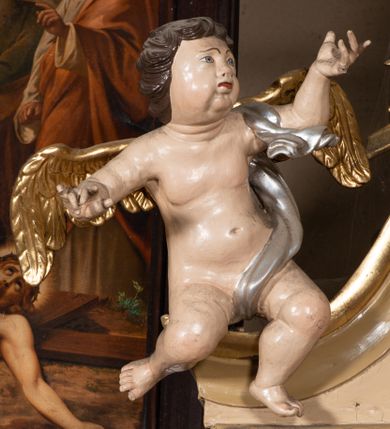 Zdjęcie nr 9: Nastawa architektoniczna, jednokondygnacyjna, jednoosiowa, ustawiona na cokole z wyodrębnionymi prostopadłościanami. Ołtarz drewniany, sarkofagowy, na cokole, z drewnianą mensą i kamiennym portatylem. Na ołtarzu ustawiony postument, ujęty spływami wolutowymi, dekorowany z przodu akantem i muszlą. Cokół nastawy dekorowany płycinami z uskrzydlonymi główkami anielskimi. Retabulum ujęte parą kolumn o skręconych trzonach i korynckich kapitelach, dźwigających niepełne belkowanie, częściowo przerwane nad polem środkowym, na którym gzyms wyłamany jest na kształt łuku odcinkowego. Na belkowaniu fragmenty falistego, przerwanego przyczółka z siedzącymi puttami. Całe pole środkowe wypełnione niszą w formie stojącego prostokąta zamkniętego łukiem półkolistym nadwieszonym, ujętą profilowaną ramą, z figurą św. Józefa z Dzieciątkiem. Nad niszą uskrzydlona główka anielska i dwie kiści winogron. Nastawa flankowana uszami utworzonymi z akantu i wstęgi regencyjnej. W miejscu zwieńczenia płaskorzeźbiona półpostać Boga Ojca pośród obłoków, w glorii promienistej. Struktura polichromowana w kolorze beżowym, z jasnoróżowymi detalami, srebrzonymi trzonami kolumn oraz złoconymi profilami i ornamentyką. 
