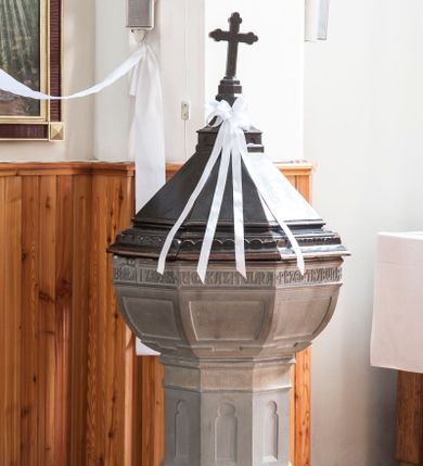 Zdjęcie nr 1: Chrzcielnica kamienna o formie kielichowej, składająca się z czary z pokrywą i trzonu na podstawie. Baza ośmioboczna, uskokowa. Na niej trzon zdobiony w dolnej części kółkami, a wyżej blendami przypominającymi maswerki, nad którymi gładki fryz. Czara ośmioboczna, zdobiona płycinami, ze wstęgą napisu poniżej krawędzi, nakryta ośmioboczną pokrywą zwieńczoną krzyżem. 
