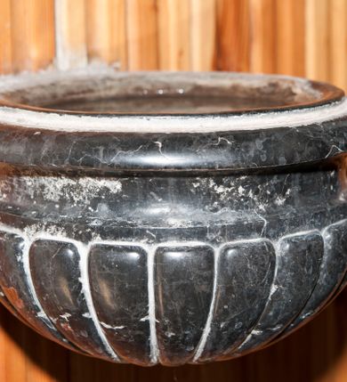 Zdjęcie nr 1: Kropielnica wmurowana w ścianę, z czarą w kształcie półkuli z profilowanym brzegiem i dekoracją imitującą puklowanie.