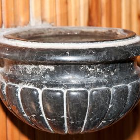 Zdjęcie nr 1: Kropielnica wmurowana w ścianę, z czarą w kształcie półkuli z profilowanym brzegiem i dekoracją imitującą puklowanie.