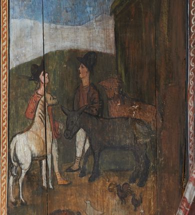 Zdjęcie nr 11: Prospekt organowy podwieszony przy północnej ścianie nawy, oparty na czterech filarach, dostępny z parapetu chóru. Balustrada drewniana z malowaną dekoracją; u spodu pas z ornamentem roślinnym; od frontu podzielona na trzynaście jednofiguralnych przedstawień w ramach, w formie wydłużonych, stojących prostokątów z przedstawieniami aniołów grających na instrumentach. Z boku na balustradzie dwie sceny w formie leżącego prostokąta ze św. Dawidem grającym na lirze i św. Cecylią grająca na organach, oddzielone pasem z dekoracją roślinną. 
Prospekt organowy architektoniczny, pięcioosiowy o bogatej dekoracji snycerskiej. Organy umieszczone na podstawie w kształcie leżącego prostokąta, dekorowanej dwiema płycinami z uszakami w narożach, z malowanymi przedstawieniami grających na instrumentach aniołów oraz z rzeźbionymi uskrzydlonymi główkami anielskimi w glorii pośrodku. Pod cokołem podwieszona dekoracja malarsko-rzeźbiarska nałożona na balustradę chóru. W centrum kompozycji malarskie przedstawienie trzech aniołów (jeden czyta księgę, a dwaj grają na instrumentach) w wieńcu laurowym. Poniżej, rzeźbiona uskrzydlona główka anielska, a całość ujęta ornamentem małżowinowo-chrząstkowym i zakończona u dołu szyszką. Prostokątna podstawa wspiera niski cokół, na którym ustawiona jest trójwieżyczkowa część główna. Środkowa, wyższa wieżyczka jest o przekroju półkolistym, a boczne kątowe o przekroju trójkątnym. Wieżyczki rozdzielają niższe prostokątne płyciny wypełnione piszczałkami. Pod wieżyczkami bocznymi podwieszone są złocone szyszki. Ażurowa dekoracja rzeźbiarska małżowino-chrząstkowa zdobi uszy organu, jest również umieszczona nad płycinami rozdzielającymi wieżyczki. Zwieńczenie tworzą na osiach bocznych strome szczyty, a pośrodku dwugłowy orzeł, na piersi którego w kartuszu w kształcie serca widnieją sygle „A[LBERTUS] B[INKOWICZ] / P[LEBANUS] O[RAVIENSIS]”. Piszczałki przysłaniają od góry ażurowe, rzeźbione firanki o motywie małżowinowo-chrząstkowym, a u dołu wąski pas dekoracji ornamentalnej z motywem silnie przestylizowanych lilii. Organy polichromowane na czarno, profilowania w kolorze czerwonym, zielonym i pomarańczowym, ornamentyka złocona i srebrzona. 



