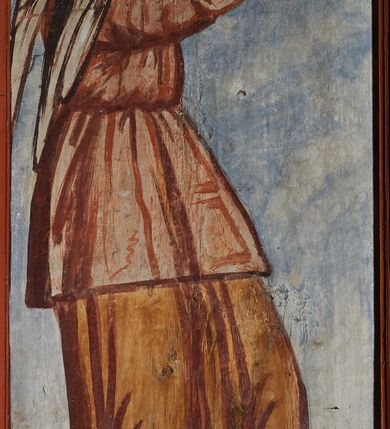 Zdjęcie nr 13: Prospekt organowy podwieszony przy północnej ścianie nawy, oparty na czterech filarach, dostępny z parapetu chóru. Balustrada drewniana z malowaną dekoracją; u spodu pas z ornamentem roślinnym; od frontu podzielona na trzynaście jednofiguralnych przedstawień w ramach, w formie wydłużonych, stojących prostokątów z przedstawieniami aniołów grających na instrumentach. Z boku na balustradzie dwie sceny w formie leżącego prostokąta ze św. Dawidem grającym na lirze i św. Cecylią grająca na organach, oddzielone pasem z dekoracją roślinną. 
Prospekt organowy architektoniczny, pięcioosiowy o bogatej dekoracji snycerskiej. Organy umieszczone na podstawie w kształcie leżącego prostokąta, dekorowanej dwiema płycinami z uszakami w narożach, z malowanymi przedstawieniami grających na instrumentach aniołów oraz z rzeźbionymi uskrzydlonymi główkami anielskimi w glorii pośrodku. Pod cokołem podwieszona dekoracja malarsko-rzeźbiarska nałożona na balustradę chóru. W centrum kompozycji malarskie przedstawienie trzech aniołów (jeden czyta księgę, a dwaj grają na instrumentach) w wieńcu laurowym. Poniżej, rzeźbiona uskrzydlona główka anielska, a całość ujęta ornamentem małżowinowo-chrząstkowym i zakończona u dołu szyszką. Prostokątna podstawa wspiera niski cokół, na którym ustawiona jest trójwieżyczkowa część główna. Środkowa, wyższa wieżyczka jest o przekroju półkolistym, a boczne kątowe o przekroju trójkątnym. Wieżyczki rozdzielają niższe prostokątne płyciny wypełnione piszczałkami. Pod wieżyczkami bocznymi podwieszone są złocone szyszki. Ażurowa dekoracja rzeźbiarska małżowino-chrząstkowa zdobi uszy organu, jest również umieszczona nad płycinami rozdzielającymi wieżyczki. Zwieńczenie tworzą na osiach bocznych strome szczyty, a pośrodku dwugłowy orzeł, na piersi którego w kartuszu w kształcie serca widnieją sygle „A[LBERTUS] B[INKOWICZ] / P[LEBANUS] O[RAVIENSIS]”. Piszczałki przysłaniają od góry ażurowe, rzeźbione firanki o motywie małżowinowo-chrząstkowym, a u dołu wąski pas dekoracji ornamentalnej z motywem silnie przestylizowanych lilii. Organy polichromowane na czarno, profilowania w kolorze czerwonym, zielonym i pomarańczowym, ornamentyka złocona i srebrzona. 



