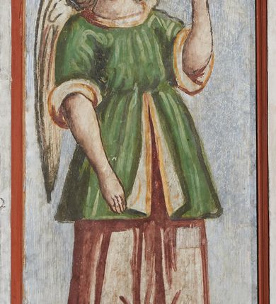 Zdjęcie nr 20: Prospekt organowy podwieszony przy północnej ścianie nawy, oparty na czterech filarach, dostępny z parapetu chóru. Balustrada drewniana z malowaną dekoracją; u spodu pas z ornamentem roślinnym; od frontu podzielona na trzynaście jednofiguralnych przedstawień w ramach, w formie wydłużonych, stojących prostokątów z przedstawieniami aniołów grających na instrumentach. Z boku na balustradzie dwie sceny w formie leżącego prostokąta ze św. Dawidem grającym na lirze i św. Cecylią grająca na organach, oddzielone pasem z dekoracją roślinną. 
Prospekt organowy architektoniczny, pięcioosiowy o bogatej dekoracji snycerskiej. Organy umieszczone na podstawie w kształcie leżącego prostokąta, dekorowanej dwiema płycinami z uszakami w narożach, z malowanymi przedstawieniami grających na instrumentach aniołów oraz z rzeźbionymi uskrzydlonymi główkami anielskimi w glorii pośrodku. Pod cokołem podwieszona dekoracja malarsko-rzeźbiarska nałożona na balustradę chóru. W centrum kompozycji malarskie przedstawienie trzech aniołów (jeden czyta księgę, a dwaj grają na instrumentach) w wieńcu laurowym. Poniżej, rzeźbiona uskrzydlona główka anielska, a całość ujęta ornamentem małżowinowo-chrząstkowym i zakończona u dołu szyszką. Prostokątna podstawa wspiera niski cokół, na którym ustawiona jest trójwieżyczkowa część główna. Środkowa, wyższa wieżyczka jest o przekroju półkolistym, a boczne kątowe o przekroju trójkątnym. Wieżyczki rozdzielają niższe prostokątne płyciny wypełnione piszczałkami. Pod wieżyczkami bocznymi podwieszone są złocone szyszki. Ażurowa dekoracja rzeźbiarska małżowino-chrząstkowa zdobi uszy organu, jest również umieszczona nad płycinami rozdzielającymi wieżyczki. Zwieńczenie tworzą na osiach bocznych strome szczyty, a pośrodku dwugłowy orzeł, na piersi którego w kartuszu w kształcie serca widnieją sygle „A[LBERTUS] B[INKOWICZ] / P[LEBANUS] O[RAVIENSIS]”. Piszczałki przysłaniają od góry ażurowe, rzeźbione firanki o motywie małżowinowo-chrząstkowym, a u dołu wąski pas dekoracji ornamentalnej z motywem silnie przestylizowanych lilii. Organy polichromowane na czarno, profilowania w kolorze czerwonym, zielonym i pomarańczowym, ornamentyka złocona i srebrzona. 



