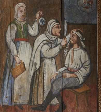 Zdjęcie nr 27: Prospekt organowy podwieszony przy północnej ścianie nawy, oparty na czterech filarach, dostępny z parapetu chóru. Balustrada drewniana z malowaną dekoracją; u spodu pas z ornamentem roślinnym; od frontu podzielona na trzynaście jednofiguralnych przedstawień w ramach, w formie wydłużonych, stojących prostokątów z przedstawieniami aniołów grających na instrumentach. Z boku na balustradzie dwie sceny w formie leżącego prostokąta ze św. Dawidem grającym na lirze i św. Cecylią grająca na organach, oddzielone pasem z dekoracją roślinną. 
Prospekt organowy architektoniczny, pięcioosiowy o bogatej dekoracji snycerskiej. Organy umieszczone na podstawie w kształcie leżącego prostokąta, dekorowanej dwiema płycinami z uszakami w narożach, z malowanymi przedstawieniami grających na instrumentach aniołów oraz z rzeźbionymi uskrzydlonymi główkami anielskimi w glorii pośrodku. Pod cokołem podwieszona dekoracja malarsko-rzeźbiarska nałożona na balustradę chóru. W centrum kompozycji malarskie przedstawienie trzech aniołów (jeden czyta księgę, a dwaj grają na instrumentach) w wieńcu laurowym. Poniżej, rzeźbiona uskrzydlona główka anielska, a całość ujęta ornamentem małżowinowo-chrząstkowym i zakończona u dołu szyszką. Prostokątna podstawa wspiera niski cokół, na którym ustawiona jest trójwieżyczkowa część główna. Środkowa, wyższa wieżyczka jest o przekroju półkolistym, a boczne kątowe o przekroju trójkątnym. Wieżyczki rozdzielają niższe prostokątne płyciny wypełnione piszczałkami. Pod wieżyczkami bocznymi podwieszone są złocone szyszki. Ażurowa dekoracja rzeźbiarska małżowino-chrząstkowa zdobi uszy organu, jest również umieszczona nad płycinami rozdzielającymi wieżyczki. Zwieńczenie tworzą na osiach bocznych strome szczyty, a pośrodku dwugłowy orzeł, na piersi którego w kartuszu w kształcie serca widnieją sygle „A[LBERTUS] B[INKOWICZ] / P[LEBANUS] O[RAVIENSIS]”. Piszczałki przysłaniają od góry ażurowe, rzeźbione firanki o motywie małżowinowo-chrząstkowym, a u dołu wąski pas dekoracji ornamentalnej z motywem silnie przestylizowanych lilii. Organy polichromowane na czarno, profilowania w kolorze czerwonym, zielonym i pomarańczowym, ornamentyka złocona i srebrzona. 



