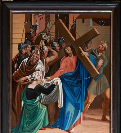 Zdjęcie nr 3: Czternaście stacji drogi krzyżowej. Obrazy w kształcie stojącego prostokąta, umieszczone w drewnianych i profilowanych ramach zamkniętych wklęsło-wypukłym zwieńczeniem z krzyżem i malowaną banderolą z numerem stacji, po bokach dwa małe wazony płomieniste. U spodu w narożach i pośrodku niewielkie cokoliki, po bokach zdobione pojedynczymi wielopłatkowymi kwiatami, a pośrodku krzyżem równoramiennym na niebieskim tle. Kompozycje wielofiguralne, wyraźnie poruszone; umieszczone na tle Jerozolimy z przedstawieniem architektury i krajobrazu. Kolorystyka żywa, jasna, silny światłocień modelujący ciała i szaty. Stacje opisane są kolejnymi numerami, na ostatniej znajduje się sygnatura artysty:
1. „STATIO I.”
2. „STATIO II.”; „SPQR”
3. „STATIO III.”
4. „STATIO IV.”
5. „STATIO V.”
6. „STATIO VI.”
7. „STATIO VII.”
8. „STATIO VIII.”
9. „STATIO IX.”
10. „STATIO X.”
11. „STATIO XI.”; „JESUS NAZARE[NUS] / REX JUDAEORUM”
12. „STATIO XII.”; „JESUS NAZARENUS / REX JUDAEORUM.”
13. „STATIO XIII.”; „JESUS NAZARENUS / REX JUDAEORUM”
14. „STATIO XIV.”; „Pinxit Szczepan Sitarski A(nno) D(omini) 1857. W Zembrzycach.”