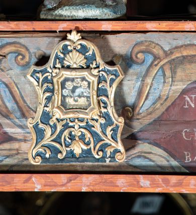 Zdjęcie nr 5: Rzeźba pełna, Matka Boska w pozie stojącej na półkolistym cokole, ukazana frontalnie ze splecionymi na wysokości piersi dłońmi. Twarz pociągła, o delikatnie rzeźbionych rysach, dużych oczach ze wzrokiem skierowanym przed siebie, wyraźnie podkreślonym podbródku. Ubrana jest w niebieską, długą suknię drapowaną w równolegle, rurkowate fałdy i złoty płaszcz przerzucony przez ramiona ze srebrzonym podbiciem. Na głowie ma złoty welon opadający na ramiona. Polichromia w odsłoniętych partiach ciała naturalistyczna.