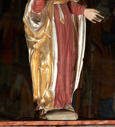 Zdjęcie nr 4: Rzeźba pełna, św. Jan ukazany w pozycji stojącej, frontalnie na półkolistym cokole, z głową zwróconą delikatnie w prawą stronę i uniesioną w górę; ręce ugięte w łokciach, prawa uniesiona. Twarz pełna, oczy zwrócone ku górze, włosy długie, brązowe, w postaci gęstych oddzielnych loków. Święty ubrany jest w długą, ciemnoczerwoną suknię, przepasaną w talii sznurem oraz złoty płaszcz ze srebrzoną podszewką, zapięty u szyi, opadający na ramiona i przewieszony prawym końcem przez pasek w talii. Polichromia w odsłoniętych partiach ciała naturalistyczna.