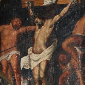 Zdjęcie nr 1: Obraz o formie stojącego prostokąta zamkniętego łukiem półkolistym. Kompozycja wielofiguralna. W centrum postać Chrystusa umarłego, na krzyżu, skierowana trzy czwarte w prawo. Ciało w dużym zwisie, przypominające w układzie literę „Y”, z wyraźnie wydobytą światłocieniem muskulaturą. Perizonium luźno osłaniające biodra, zawiązane na prawym boku; na głowie korona cierniowa. Krzyż prosty, nad głową Chrystusa titulus w formie pionowej banderoli z napisem w języku hebrajskim, greckim i łacińskim „IESVS NAZA/RENVS REX / IVD[A]EORVM”. Po obu stronach Chrystusa ukrzyżowani dwaj łotrzy. Po prawej stronie postać przedstawiona frontalnie, z prawą ręką przełożoną przez ramię krzyża, lewa wyciągnięta wzdłuż ramienia krzyża, z głową skierowaną w stronę Chrystusa. Po lewej stronie  łotr przedstawiony w momencie przybijania do krzyża, z profilu, o łukowato wygiętym ciele, z lewą nogą ugiętą w kolanie. Do jego krzyża podstawiona drabina ujęta diagonalnie. W dolnej partii kompozycji po lewej stronie Longinus w stroju żołnierskim, na siwym koniu ukazanym od tyłu, w skrócie perspektywicznym, przebijający bok Chrystusa włócznią. W lewym, dolnym rogu wyłaniająca się głowa innego czarnego konia, ukazana z profilu. W prawym, dolnym rogu Matka Boska w różowej sukni z szarym płaszczem i ciemną chustą na głowie,  ze splecionymi dłońmi oraz głową odchyloną w lewo. Obok niej po prawej stronie, ukazany w profilu św. Jan w zielonej tunice i czerwonym płaszczu, którego krawędzią wyciera łzy. Sylwetka zwrócona w lewą stronę. Pod krzyżem Chrystusa przyklękająca Maria Magdalena przedstawiona profilem, z rękoma wyciągniętymi ku górze. Ubrana w żółtą suknię z podwiniętymi rękawami. W tle zarys wielu postaci. Niebo czarne. Kolorystyka żywa, intensywna, kontrast plam barwnych; silny światłocień. Rama złocona, drewniana, profilowana, dekorowana ornamentem akantowym na niebieskim tle. 