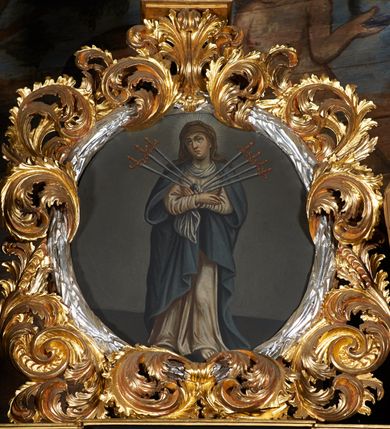 Zdjęcie nr 6: Nastawa architektoniczna, jednoosiowa, jednokondygnacyjna ze zwieńczeniem. Ołtarz prostopadłościenny, drewniany, mensa drewniana z kamiennym portatylem. Antepedium drewniane z malowaną dekoracją w postaci ramy i trzech pól z dekoracją roślinną; zwieńczone od góry lambrekinem. Nastawa ołtarzowa na podwójnym cokole, ujęta zwielokrotnionymi pilastrami, na tle których kolumny o kapitelach kompozytowych, dźwigające belkowanie wyłamane na ich osi o silnie wysuniętym gzymsie. W partii cokołu umieszczony jest obraz przedstawiający Chrystusa w grobie. Pole środkowe nastawy w kształcie stojącego prostokąta zakończonego łukiem półkolistym, w środku obraz „Przebicie włócznią”. Po bokach figury świętych: po lewej św. Jakuba Większego, a po prawej św. Filipa. Zwieńczenie w formie okrągłego pola obrazowego, obwiedzionego srebrną ramą imitującą wieniec laurowy oraz ażurowym, suchym akantem. Na belkowaniu, na osi kolumn ustawione anioły z arma Christi. W polu zwieńczenia obraz Matki Boskiej Bolesnej. Na szczycie figura Chrystusa. Dekorację ornamentalną nastawy stanowią w części dolnej cokołu girlandy, w części cokołowej zasadniczej nastawy liście akantu oraz uskrzydlone główki anielskie na tle akantu; w partii fryzu stylizowane liście akantu, nad kolumnami uskrzydlone główki anielskie. Kondygnacja ujęta uszami utworzonymi z ażurowego akantu. Ołtarz pokryty czarna polichromią z czerwonymi profilami; kolumny oraz partie ornamentalne złocone i srebrzone.