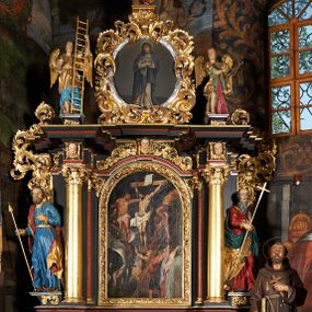 Zdjęcie nr 1: Nastawa architektoniczna, jednoosiowa, jednokondygnacyjna ze zwieńczeniem. Ołtarz prostopadłościenny, drewniany, mensa drewniana z kamiennym portatylem. Antepedium drewniane z malowaną dekoracją w postaci ramy i trzech pól z dekoracją roślinną; zwieńczone od góry lambrekinem. Nastawa ołtarzowa na podwójnym cokole, ujęta zwielokrotnionymi pilastrami, na tle których kolumny o kapitelach kompozytowych, dźwigające belkowanie wyłamane na ich osi o silnie wysuniętym gzymsie. W partii cokołu umieszczony jest obraz przedstawiający Chrystusa w grobie. Pole środkowe nastawy w kształcie stojącego prostokąta zakończonego łukiem półkolistym, w środku obraz „Przebicie włócznią”. Po bokach figury świętych: po lewej św. Jakuba Większego, a po prawej św. Filipa. Zwieńczenie w formie okrągłego pola obrazowego, obwiedzionego srebrną ramą imitującą wieniec laurowy oraz ażurowym, suchym akantem. Na belkowaniu, na osi kolumn ustawione anioły z arma Christi. W polu zwieńczenia obraz Matki Boskiej Bolesnej. Na szczycie figura Chrystusa. Dekorację ornamentalną nastawy stanowią w części dolnej cokołu girlandy, w części cokołowej zasadniczej nastawy liście akantu oraz uskrzydlone główki anielskie na tle akantu; w partii fryzu stylizowane liście akantu, nad kolumnami uskrzydlone główki anielskie. Kondygnacja ujęta uszami utworzonymi z ażurowego akantu. Ołtarz pokryty czarna polichromią z czerwonymi profilami; kolumny oraz partie ornamentalne złocone i srebrzone.