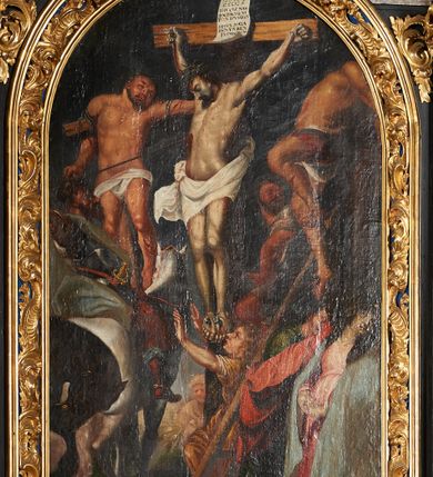 Zdjęcie nr 3: Nastawa architektoniczna, jednoosiowa, jednokondygnacyjna ze zwieńczeniem. Ołtarz prostopadłościenny, drewniany, mensa drewniana z kamiennym portatylem. Antepedium drewniane z malowaną dekoracją w postaci ramy i trzech pól z dekoracją roślinną; zwieńczone od góry lambrekinem. Nastawa ołtarzowa na podwójnym cokole, ujęta zwielokrotnionymi pilastrami, na tle których kolumny o kapitelach kompozytowych, dźwigające belkowanie wyłamane na ich osi o silnie wysuniętym gzymsie. W partii cokołu umieszczony jest obraz przedstawiający Chrystusa w grobie. Pole środkowe nastawy w kształcie stojącego prostokąta zakończonego łukiem półkolistym, w środku obraz „Przebicie włócznią”. Po bokach figury świętych: po lewej św. Jakuba Większego, a po prawej św. Filipa. Zwieńczenie w formie okrągłego pola obrazowego, obwiedzionego srebrną ramą imitującą wieniec laurowy oraz ażurowym, suchym akantem. Na belkowaniu, na osi kolumn ustawione anioły z arma Christi. W polu zwieńczenia obraz Matki Boskiej Bolesnej. Na szczycie figura Chrystusa. Dekorację ornamentalną nastawy stanowią w części dolnej cokołu girlandy, w części cokołowej zasadniczej nastawy liście akantu oraz uskrzydlone główki anielskie na tle akantu; w partii fryzu stylizowane liście akantu, nad kolumnami uskrzydlone główki anielskie. Kondygnacja ujęta uszami utworzonymi z ażurowego akantu. Ołtarz pokryty czarna polichromią z czerwonymi profilami; kolumny oraz partie ornamentalne złocone i srebrzone.