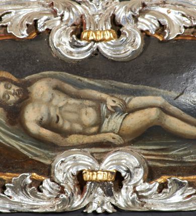 Zdjęcie nr 8: Nastawa architektoniczna, jednoosiowa, jednokondygnacyjna ze zwieńczeniem. Ołtarz prostopadłościenny, drewniany, mensa drewniana z kamiennym portatylem. Antepedium drewniane z malowaną dekoracją w postaci ramy i trzech pól z dekoracją roślinną; zwieńczone od góry lambrekinem. Nastawa ołtarzowa na podwójnym cokole, ujęta zwielokrotnionymi pilastrami, na tle których kolumny o kapitelach kompozytowych, dźwigające belkowanie wyłamane na ich osi o silnie wysuniętym gzymsie. W partii cokołu umieszczony jest obraz przedstawiający Chrystusa w grobie. Pole środkowe nastawy w kształcie stojącego prostokąta zakończonego łukiem półkolistym, w środku obraz „Przebicie włócznią”. Po bokach figury świętych: po lewej św. Jakuba Większego, a po prawej św. Filipa. Zwieńczenie w formie okrągłego pola obrazowego, obwiedzionego srebrną ramą imitującą wieniec laurowy oraz ażurowym, suchym akantem. Na belkowaniu, na osi kolumn ustawione anioły z arma Christi. W polu zwieńczenia obraz Matki Boskiej Bolesnej. Na szczycie figura Chrystusa. Dekorację ornamentalną nastawy stanowią w części dolnej cokołu girlandy, w części cokołowej zasadniczej nastawy liście akantu oraz uskrzydlone główki anielskie na tle akantu; w partii fryzu stylizowane liście akantu, nad kolumnami uskrzydlone główki anielskie. Kondygnacja ujęta uszami utworzonymi z ażurowego akantu. Ołtarz pokryty czarna polichromią z czerwonymi profilami; kolumny oraz partie ornamentalne złocone i srebrzone.