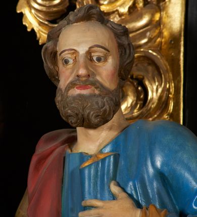 Zdjęcie nr 12: Nastawa architektoniczna, jednoosiowa, jednokondygnacyjna ze zwieńczeniem. Ołtarz prostopadłościenny, drewniany, mensa drewniana z kamiennym portatylem. Antepedium drewniane z malowaną dekoracją w postaci ramy i trzech pól z dekoracją roślinną; zwieńczone od góry lambrekinem. Nastawa ołtarzowa na podwójnym cokole, ujęta zwielokrotnionymi pilastrami, na tle których kolumny o kapitelach kompozytowych, dźwigające belkowanie wyłamane na ich osi o silnie wysuniętym gzymsie. W partii cokołu umieszczony jest obraz przedstawiający Chrystusa w grobie. Pole środkowe nastawy w kształcie stojącego prostokąta zakończonego łukiem półkolistym, w środku obraz „Przebicie włócznią”. Po bokach figury świętych: po lewej św. Jakuba Większego, a po prawej św. Filipa. Zwieńczenie w formie okrągłego pola obrazowego, obwiedzionego srebrną ramą imitującą wieniec laurowy oraz ażurowym, suchym akantem. Na belkowaniu, na osi kolumn ustawione anioły z arma Christi. W polu zwieńczenia obraz Matki Boskiej Bolesnej. Na szczycie figura Chrystusa. Dekorację ornamentalną nastawy stanowią w części dolnej cokołu girlandy, w części cokołowej zasadniczej nastawy liście akantu oraz uskrzydlone główki anielskie na tle akantu; w partii fryzu stylizowane liście akantu, nad kolumnami uskrzydlone główki anielskie. Kondygnacja ujęta uszami utworzonymi z ażurowego akantu. Ołtarz pokryty czarna polichromią z czerwonymi profilami; kolumny oraz partie ornamentalne złocone i srebrzone.