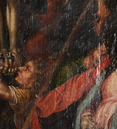 Zdjęcie nr 5: Nastawa architektoniczna, jednoosiowa, jednokondygnacyjna ze zwieńczeniem. Ołtarz prostopadłościenny, drewniany, mensa drewniana z kamiennym portatylem. Antepedium drewniane z malowaną dekoracją w postaci ramy i trzech pól z dekoracją roślinną; zwieńczone od góry lambrekinem. Nastawa ołtarzowa na podwójnym cokole, ujęta zwielokrotnionymi pilastrami, na tle których kolumny o kapitelach kompozytowych, dźwigające belkowanie wyłamane na ich osi o silnie wysuniętym gzymsie. W partii cokołu umieszczony jest obraz przedstawiający Chrystusa w grobie. Pole środkowe nastawy w kształcie stojącego prostokąta zakończonego łukiem półkolistym, w środku obraz „Przebicie włócznią”. Po bokach figury świętych: po lewej św. Jakuba Większego, a po prawej św. Filipa. Zwieńczenie w formie okrągłego pola obrazowego, obwiedzionego srebrną ramą imitującą wieniec laurowy oraz ażurowym, suchym akantem. Na belkowaniu, na osi kolumn ustawione anioły z arma Christi. W polu zwieńczenia obraz Matki Boskiej Bolesnej. Na szczycie figura Chrystusa. Dekorację ornamentalną nastawy stanowią w części dolnej cokołu girlandy, w części cokołowej zasadniczej nastawy liście akantu oraz uskrzydlone główki anielskie na tle akantu; w partii fryzu stylizowane liście akantu, nad kolumnami uskrzydlone główki anielskie. Kondygnacja ujęta uszami utworzonymi z ażurowego akantu. Ołtarz pokryty czarna polichromią z czerwonymi profilami; kolumny oraz partie ornamentalne złocone i srebrzone.