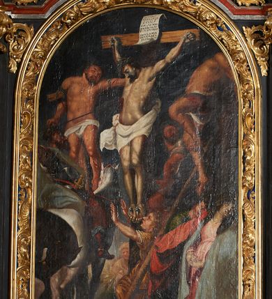 Zdjęcie nr 4: Nastawa architektoniczna, jednoosiowa, jednokondygnacyjna ze zwieńczeniem. Ołtarz prostopadłościenny, drewniany, mensa drewniana z kamiennym portatylem. Antepedium drewniane z malowaną dekoracją w postaci ramy i trzech pól z dekoracją roślinną; zwieńczone od góry lambrekinem. Nastawa ołtarzowa na podwójnym cokole, ujęta zwielokrotnionymi pilastrami, na tle których kolumny o kapitelach kompozytowych, dźwigające belkowanie wyłamane na ich osi o silnie wysuniętym gzymsie. W partii cokołu umieszczony jest obraz przedstawiający Chrystusa w grobie. Pole środkowe nastawy w kształcie stojącego prostokąta zakończonego łukiem półkolistym, w środku obraz „Przebicie włócznią”. Po bokach figury świętych: po lewej św. Jakuba Większego, a po prawej św. Filipa. Zwieńczenie w formie okrągłego pola obrazowego, obwiedzionego srebrną ramą imitującą wieniec laurowy oraz ażurowym, suchym akantem. Na belkowaniu, na osi kolumn ustawione anioły z arma Christi. W polu zwieńczenia obraz Matki Boskiej Bolesnej. Na szczycie figura Chrystusa. Dekorację ornamentalną nastawy stanowią w części dolnej cokołu girlandy, w części cokołowej zasadniczej nastawy liście akantu oraz uskrzydlone główki anielskie na tle akantu; w partii fryzu stylizowane liście akantu, nad kolumnami uskrzydlone główki anielskie. Kondygnacja ujęta uszami utworzonymi z ażurowego akantu. Ołtarz pokryty czarna polichromią z czerwonymi profilami; kolumny oraz partie ornamentalne złocone i srebrzone.