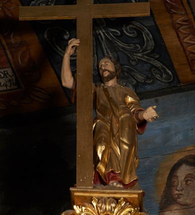 Zdjęcie nr 14: Nastawa architektoniczna, jednoosiowa, jednokondygnacyjna ze zwieńczeniem. Ołtarz prostopadłościenny, drewniany, mensa drewniana z kamiennym portatylem. Antepedium drewniane z malowaną dekoracją w postaci ramy i trzech pól z dekoracją roślinną; zwieńczone od góry lambrekinem. Nastawa ołtarzowa na podwójnym cokole, ujęta zwielokrotnionymi pilastrami, na tle których kolumny o kapitelach kompozytowych, dźwigające belkowanie wyłamane na ich osi o silnie wysuniętym gzymsie. W partii cokołu umieszczony jest obraz przedstawiający Chrystusa w grobie. Pole środkowe nastawy w kształcie stojącego prostokąta zakończonego łukiem półkolistym, w środku obraz „Przebicie włócznią”. Po bokach figury świętych: po lewej św. Jakuba Większego, a po prawej św. Filipa. Zwieńczenie w formie okrągłego pola obrazowego, obwiedzionego srebrną ramą imitującą wieniec laurowy oraz ażurowym, suchym akantem. Na belkowaniu, na osi kolumn ustawione anioły z arma Christi. W polu zwieńczenia obraz Matki Boskiej Bolesnej. Na szczycie figura Chrystusa. Dekorację ornamentalną nastawy stanowią w części dolnej cokołu girlandy, w części cokołowej zasadniczej nastawy liście akantu oraz uskrzydlone główki anielskie na tle akantu; w partii fryzu stylizowane liście akantu, nad kolumnami uskrzydlone główki anielskie. Kondygnacja ujęta uszami utworzonymi z ażurowego akantu. Ołtarz pokryty czarna polichromią z czerwonymi profilami; kolumny oraz partie ornamentalne złocone i srebrzone.